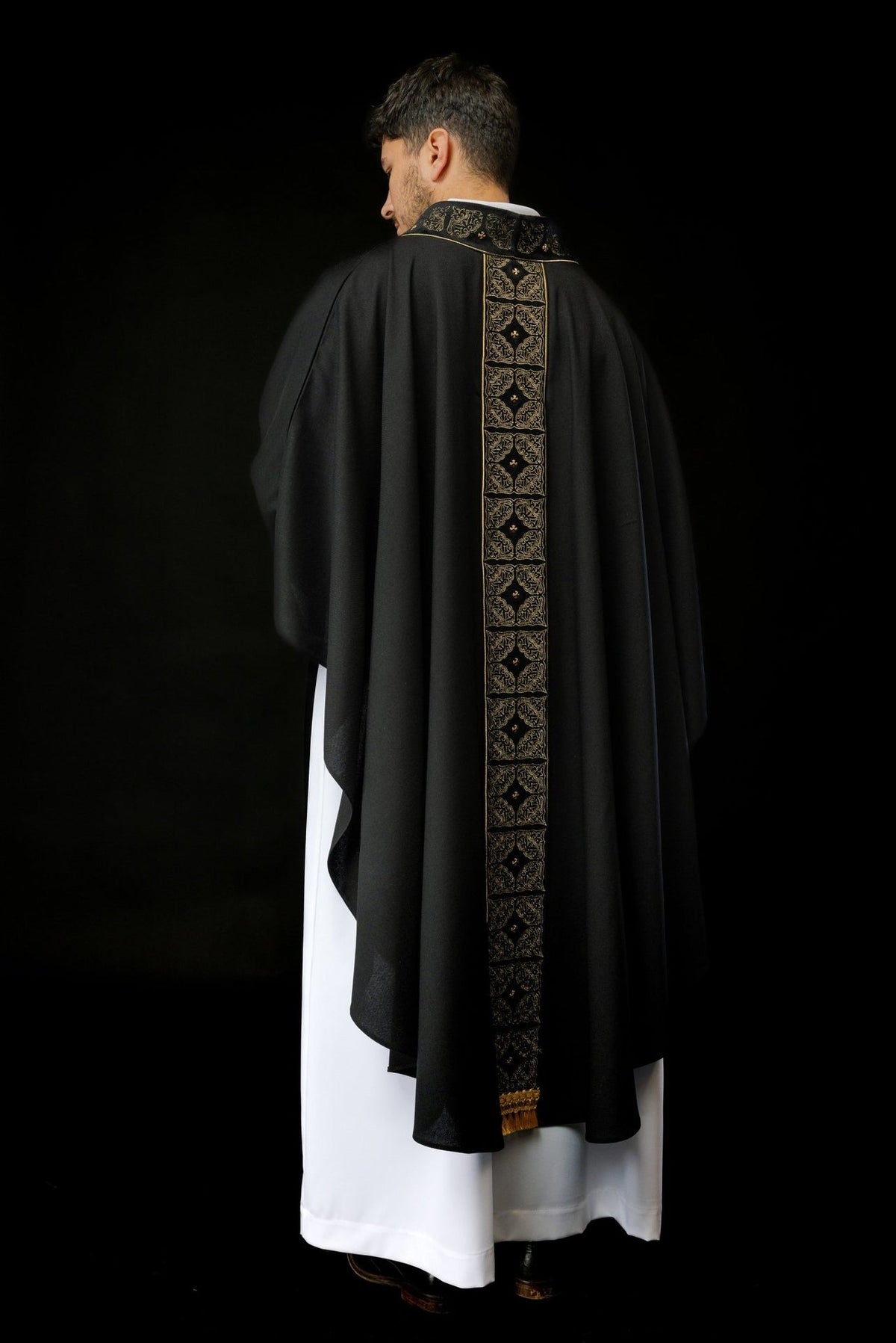 Schwarzes Messgewand, Rückansicht mit durchgehend besticktem Gürtel