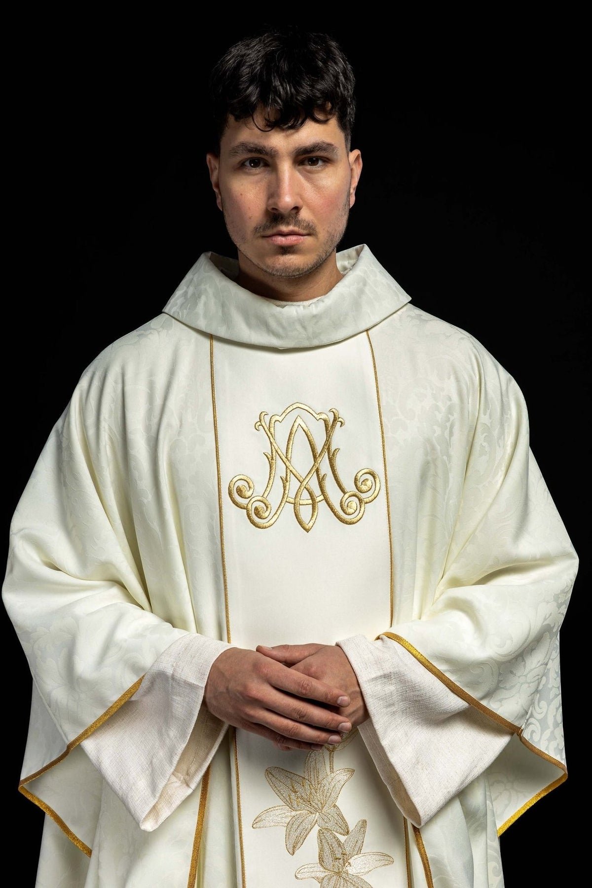 Marianisches liturgisches Messgewand mit gestickten Lilien, cremefarbenes Vorderteil mit goldener Marienmonogramm-Stickerei