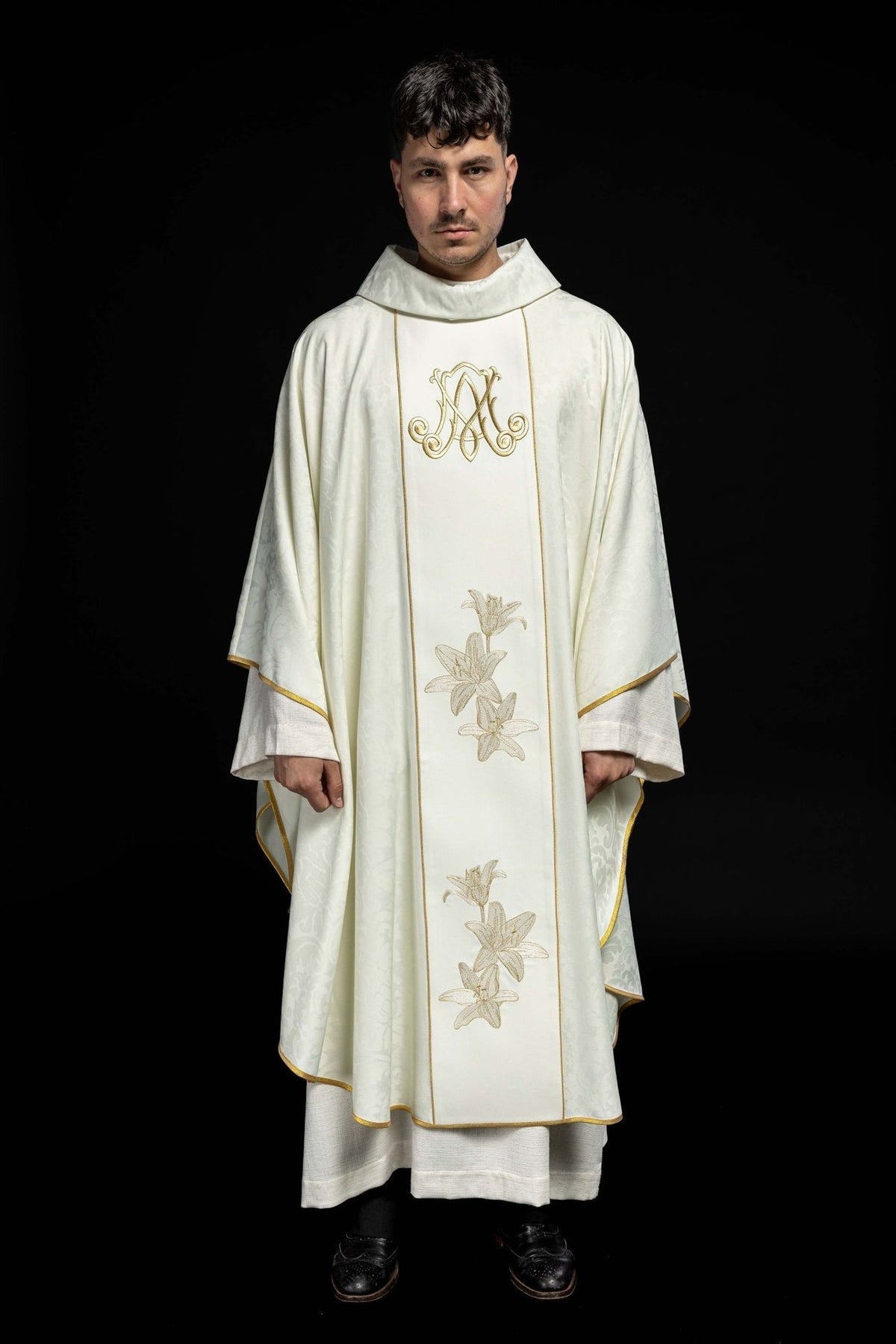 Marianisches Messgewand in Creme mit goldenen Lilien auf dem Vorderteil, vollständige Vorderansicht