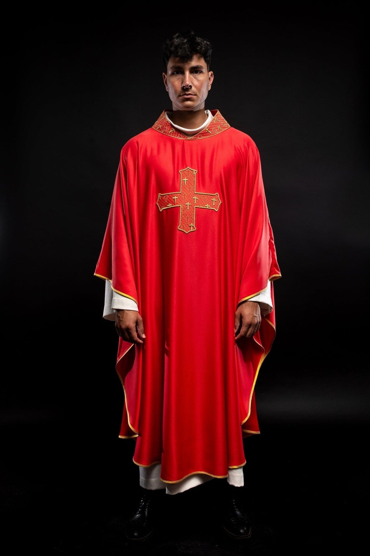 Rotes Messgewand mit besticktem Kreuz, vollständige Vorderansicht