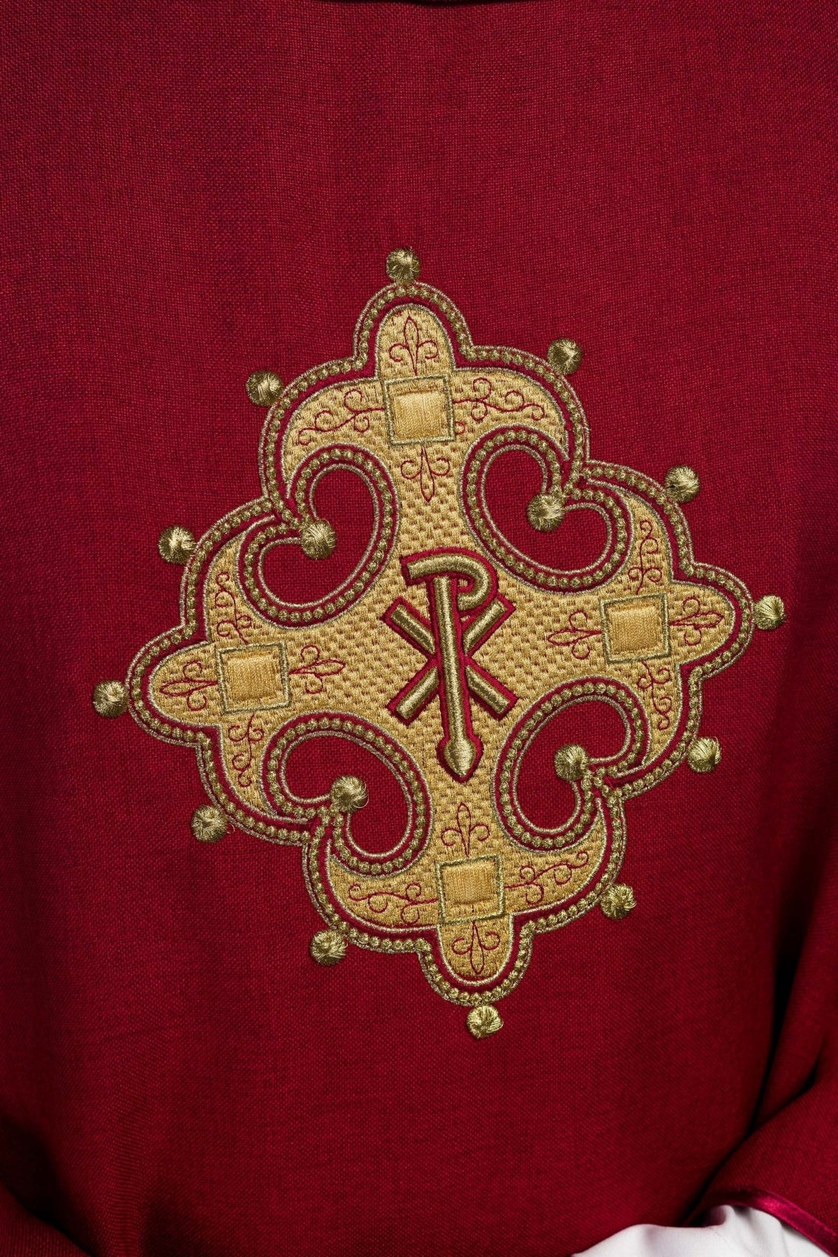 Rotes Messgewand, Detail der goldfarbenen Kreuzstickerei
