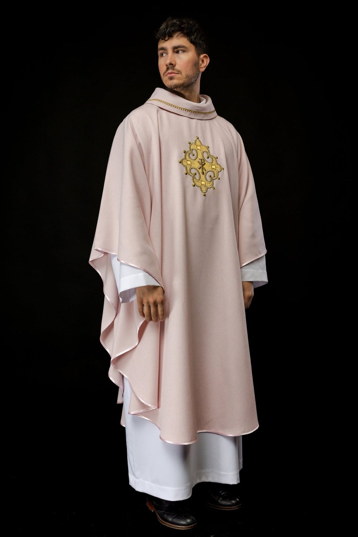 Rosa Messgewand mit goldgesticktem Kreuz, Vorderansicht