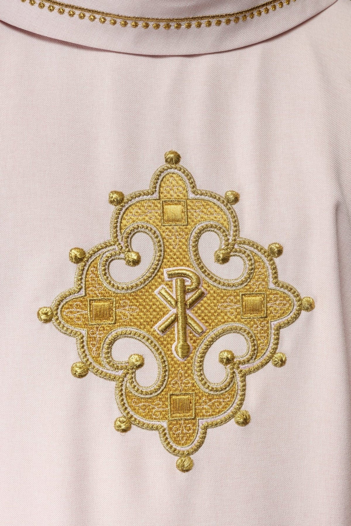 Rosa Messgewand mit goldgesticktem Kreuz, Detailansicht