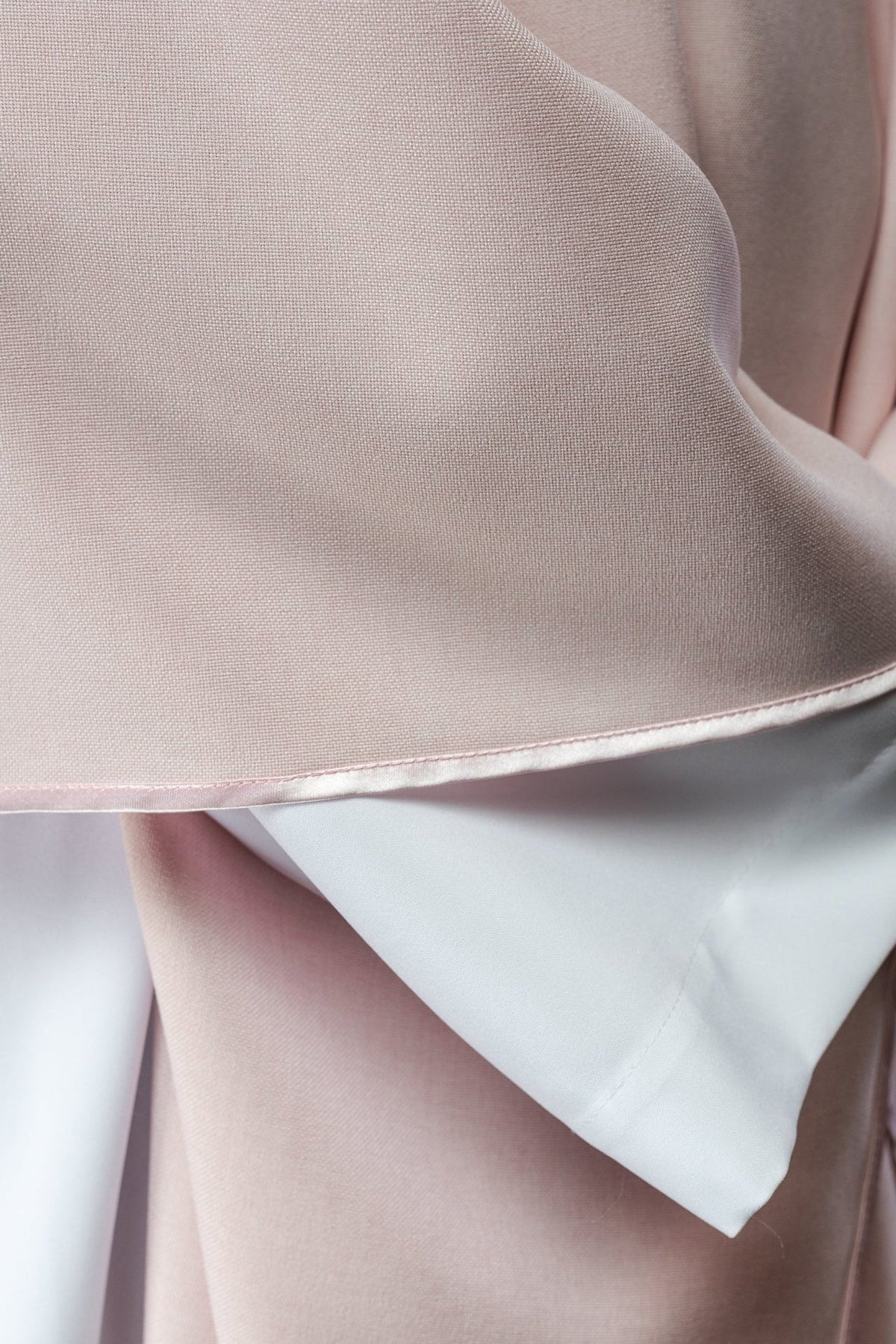 Rosa Messgewand, Detail der rosafarbenen Saumverarbeitung