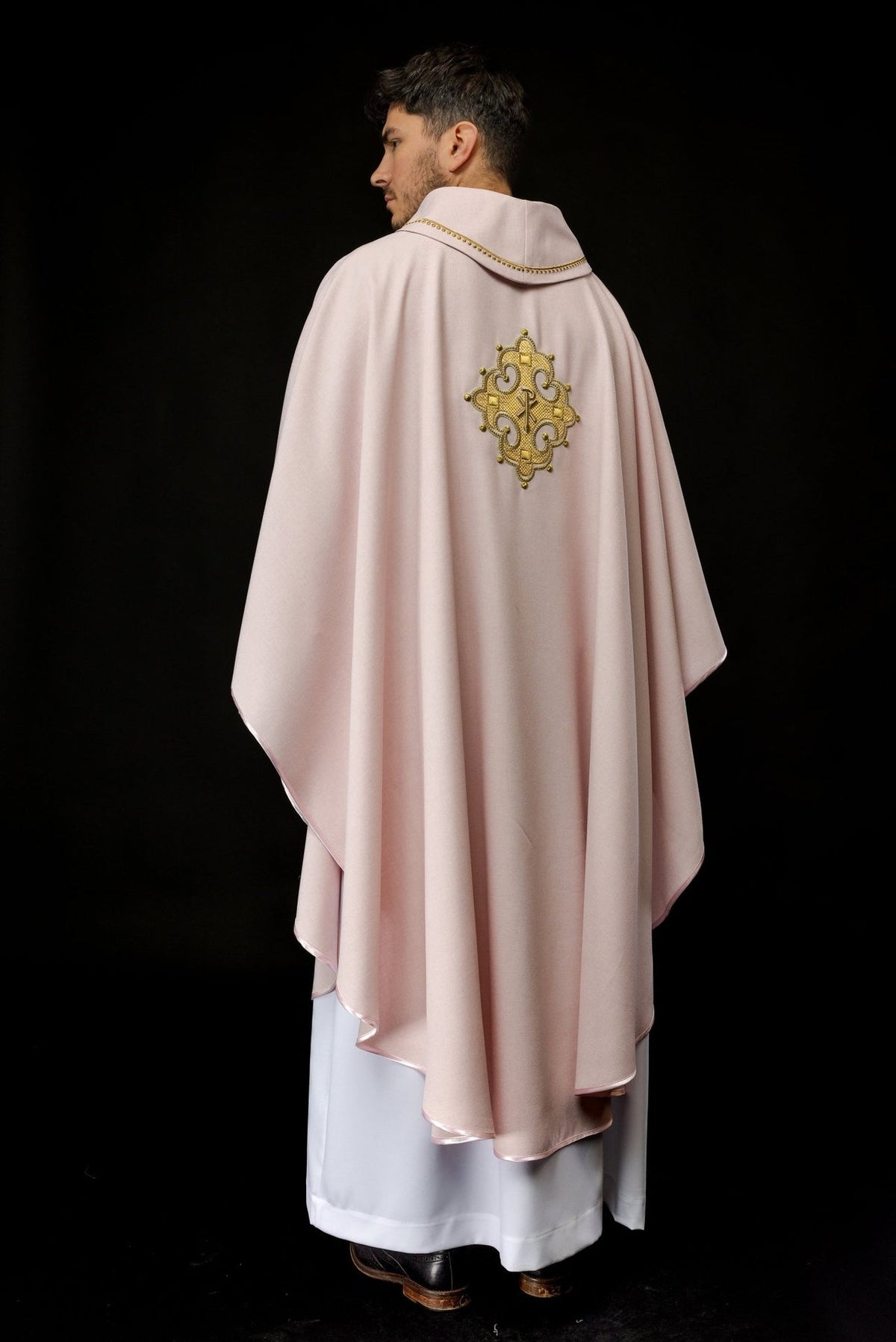 Rosa Messgewand mit goldgesticktem Kreuz, rückwärtige Gesamtansicht