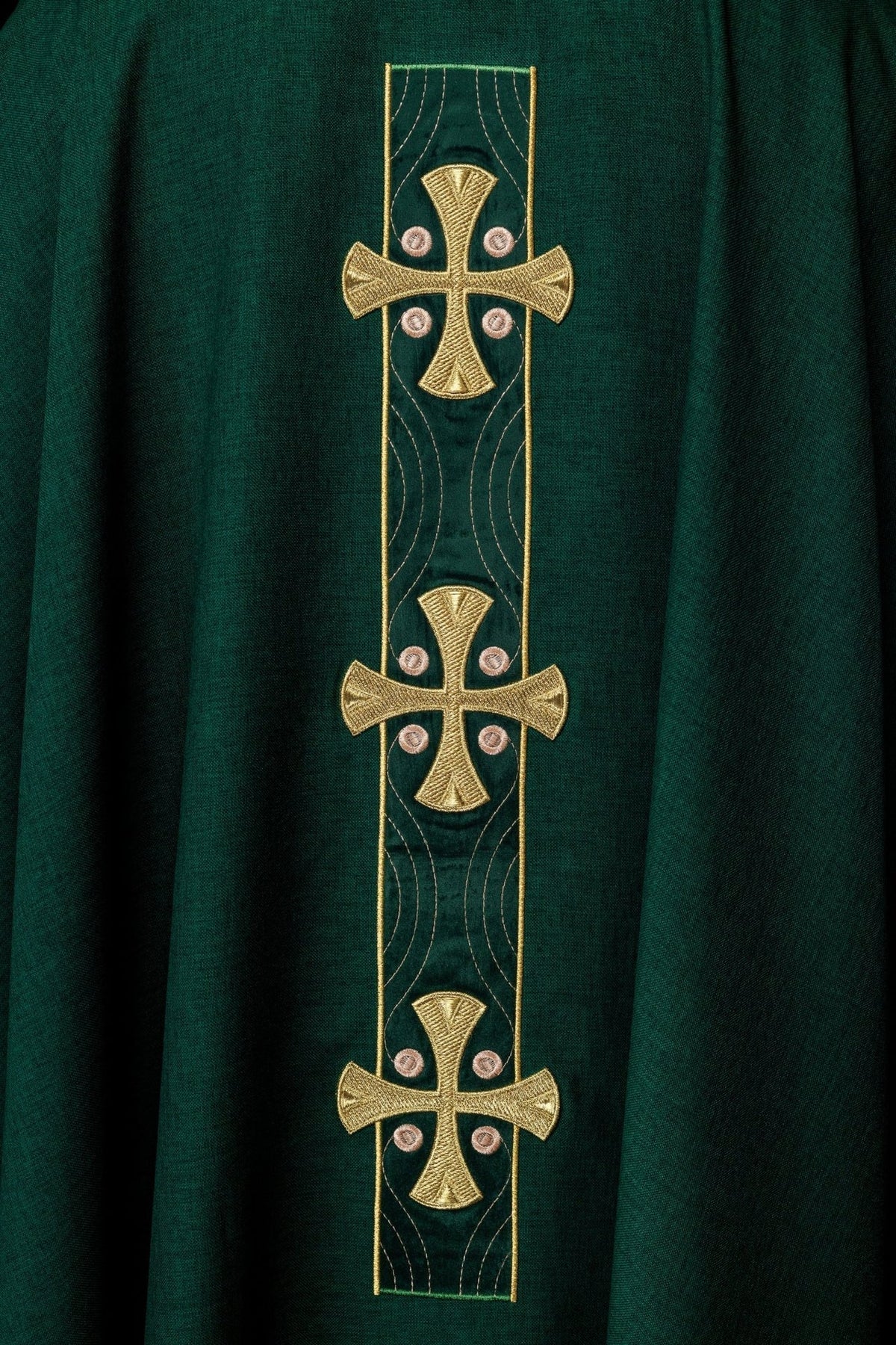 Messgewand mit Detailansicht der goldenen Kreuzstickerei auf der Vorderseite