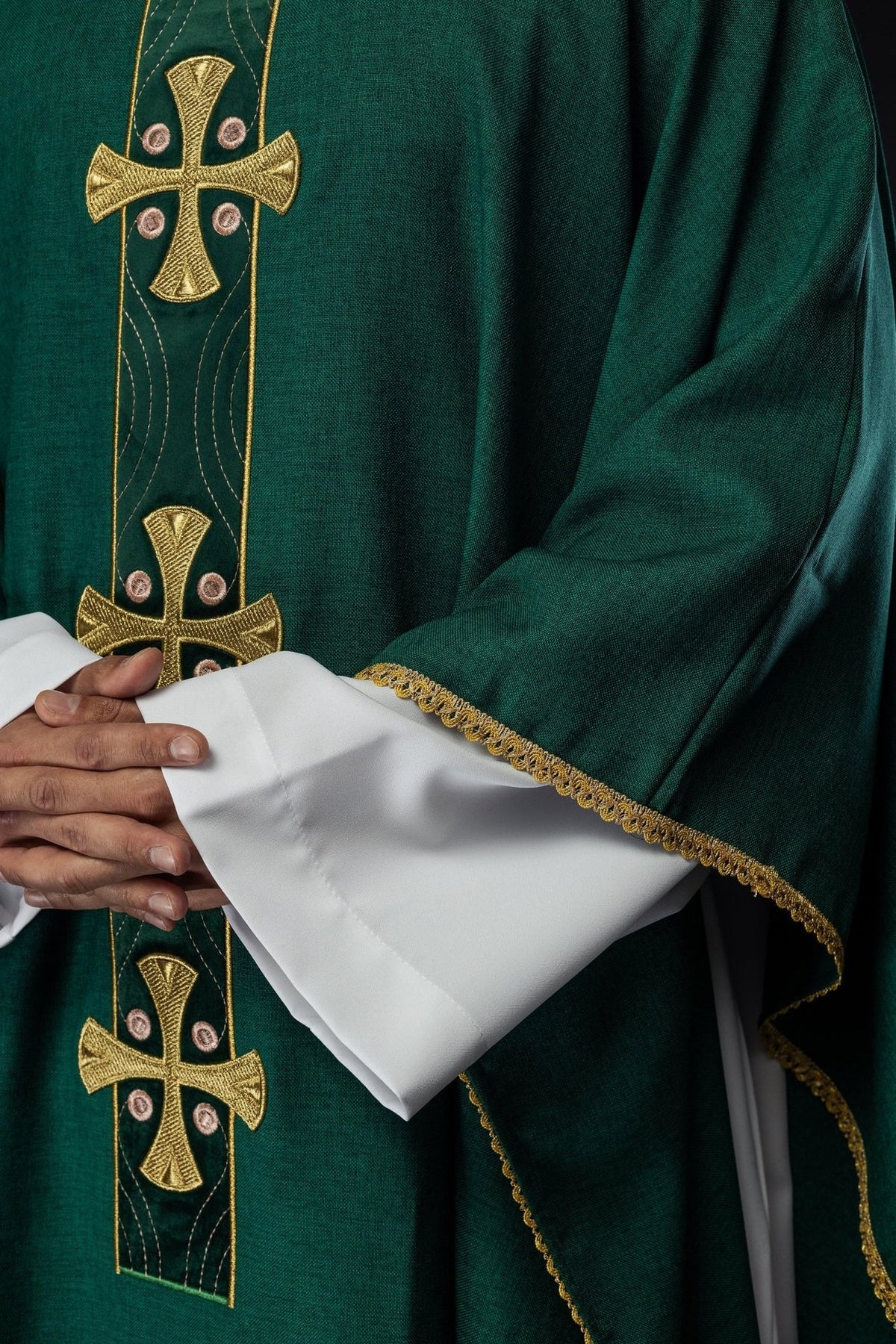 Grünes Messgewand mit goldener Saumborte und gestickten Kreuzen, Nahaufnahme