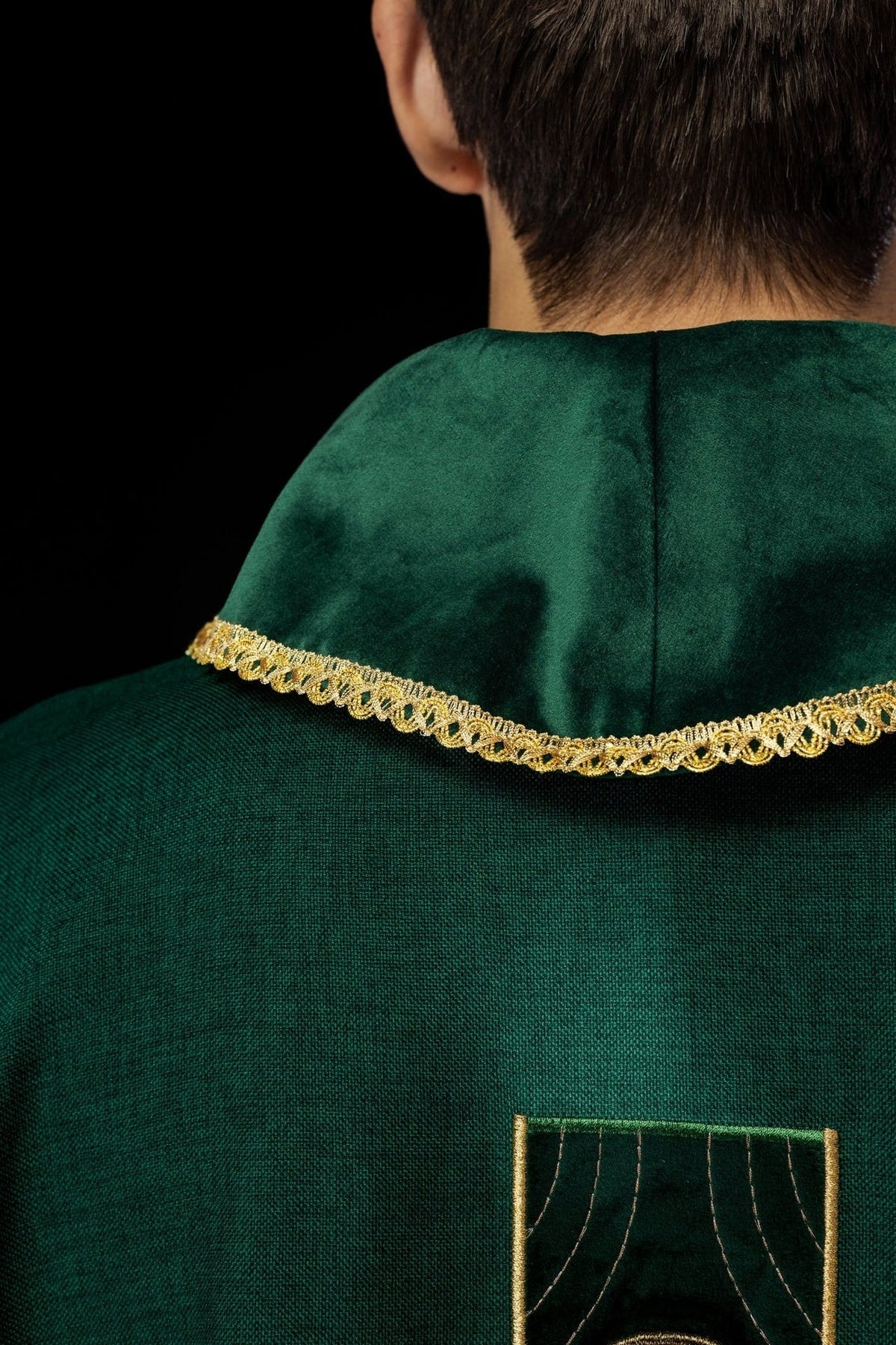 Grünes Messgewand von hinten mit goldener Kragen- und Saumborte