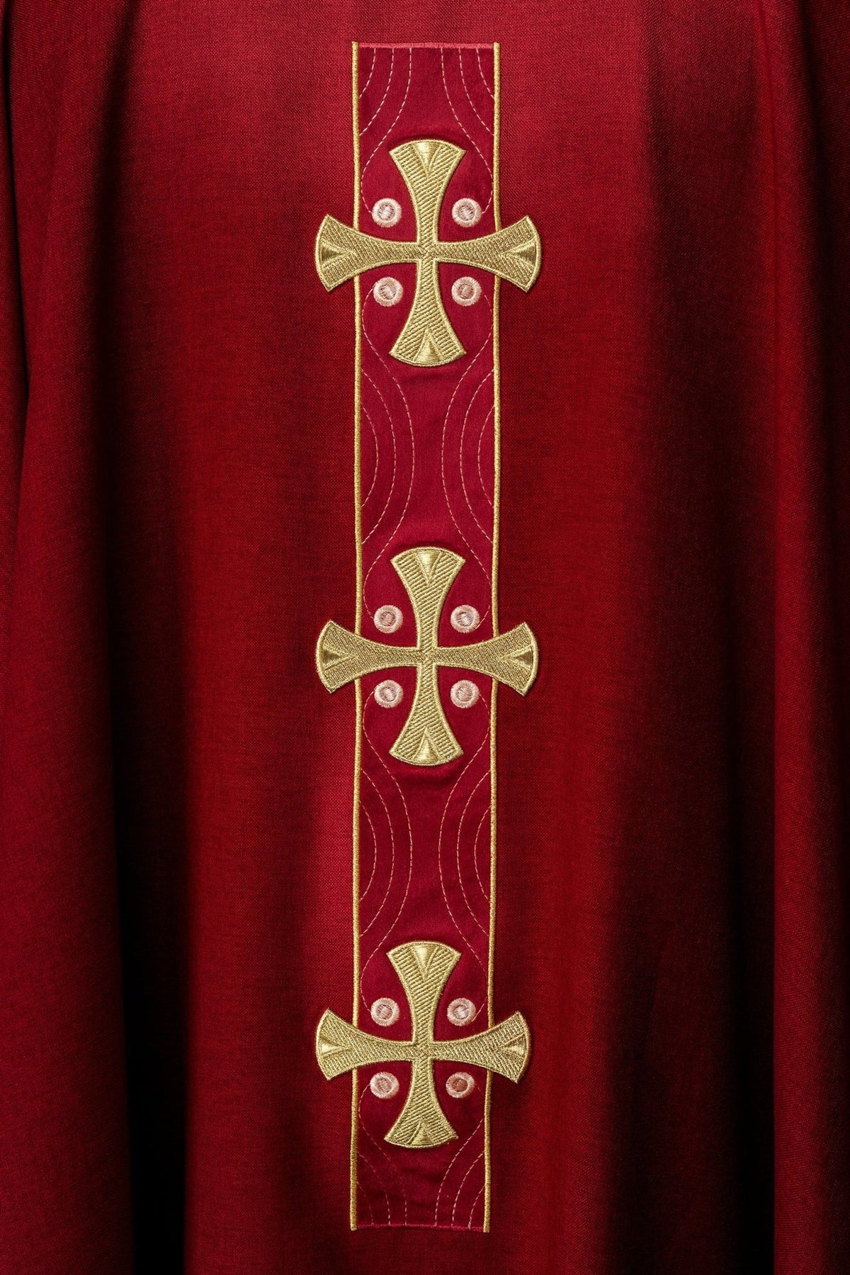 Messgewand mit drei goldenen Kreuzen auf roter Mittelborte, Detailansicht