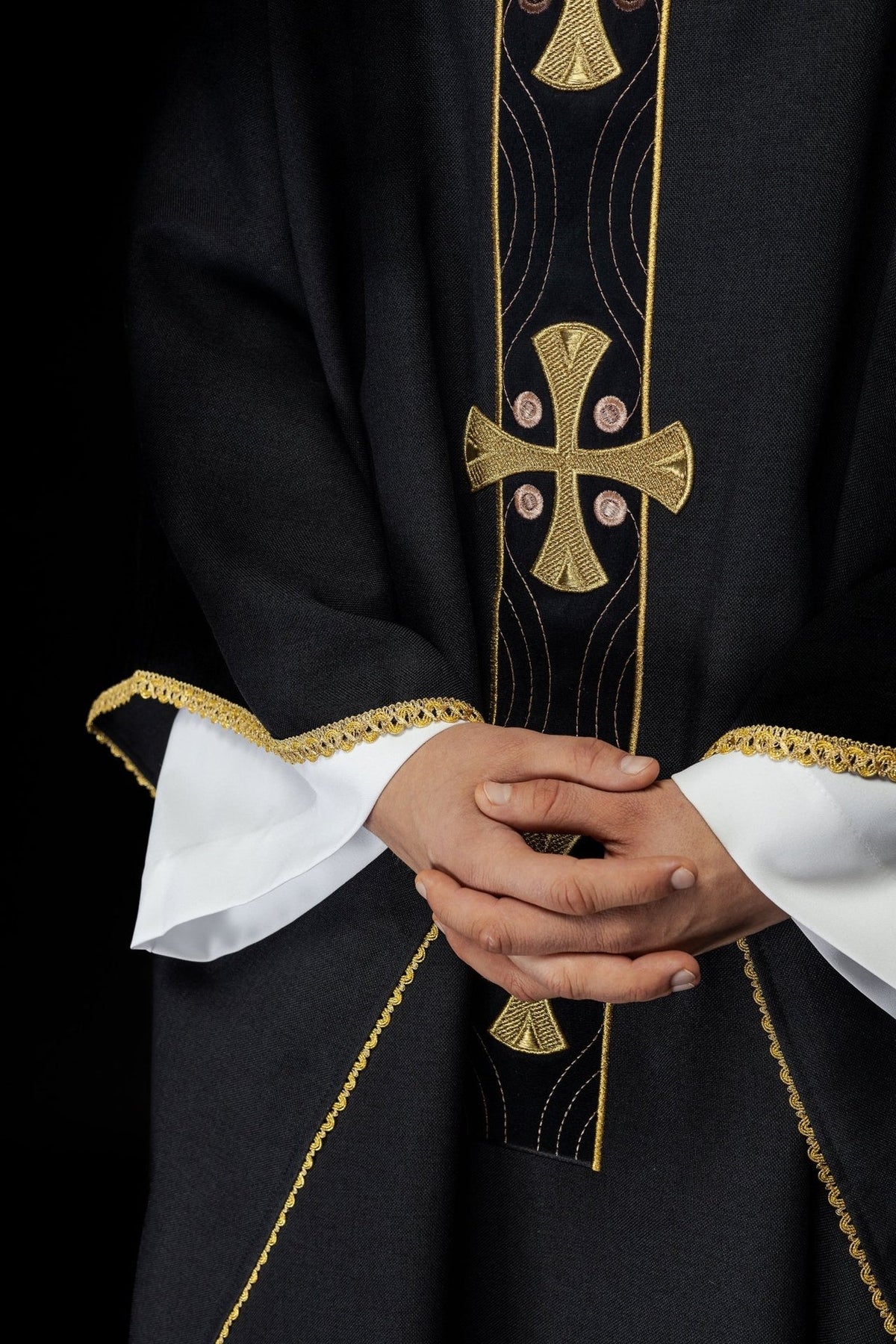 Schwarzes Messgewand mit goldenen Kreuzen und Borten an den Ärmeln