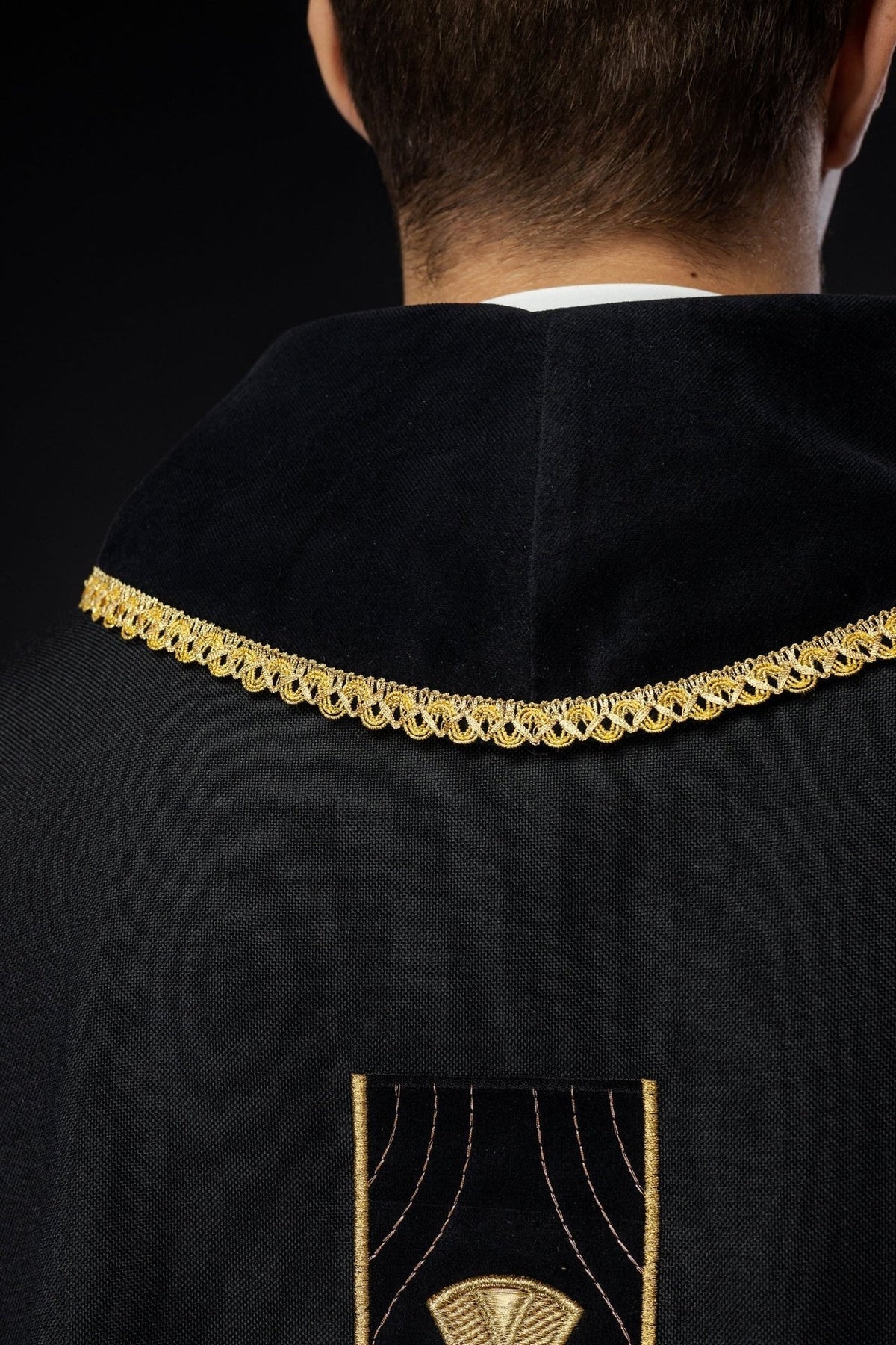Schwarzes Messgewand, Nahaufnahme der goldenen Kragenpaspel