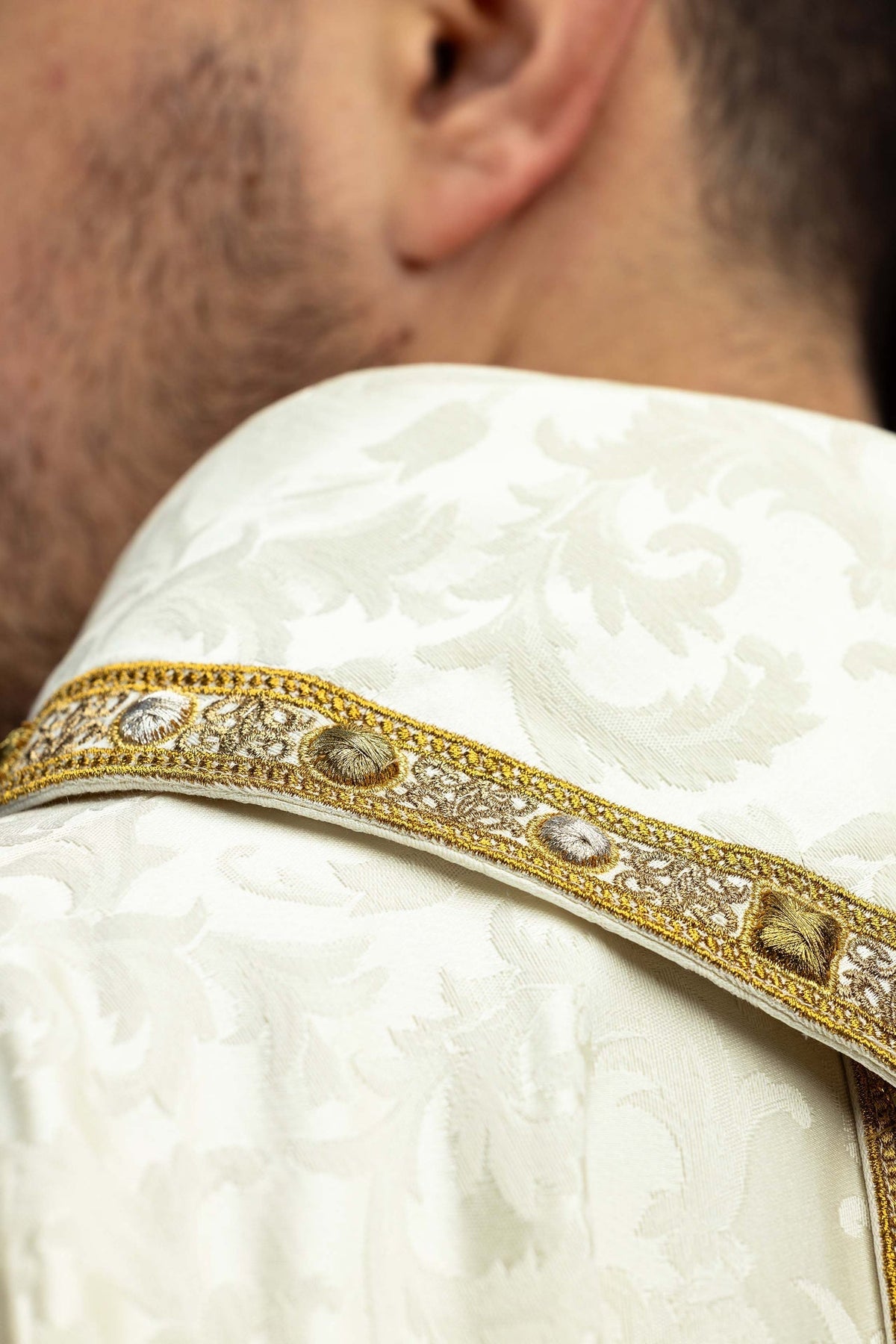 Kasel mit Osterlamm-Stickerei, Detail der floralen Jacquardstruktur und goldenen Borte