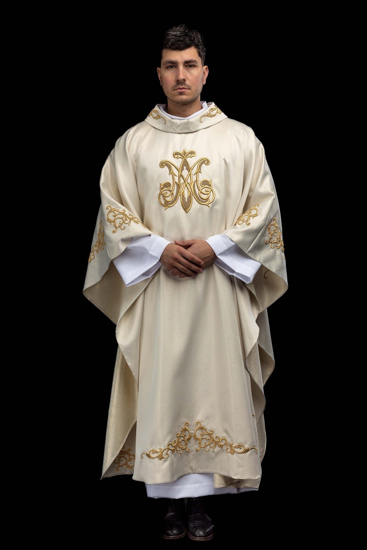 Liturgische Kasel, Ecru, Gesamtansicht von vorn mit Mariensymbol und Goldstickerei