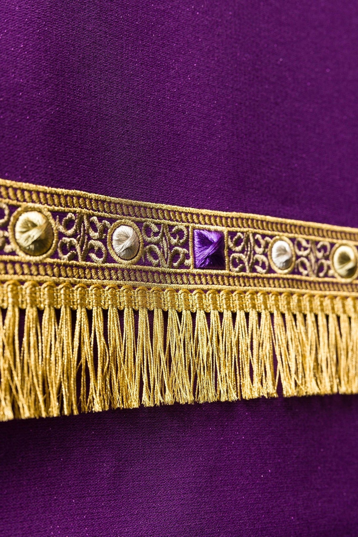 Lektorpulttuch mit adventlicher Stickerei, Detail der goldenen Bordüre mit Fransen
