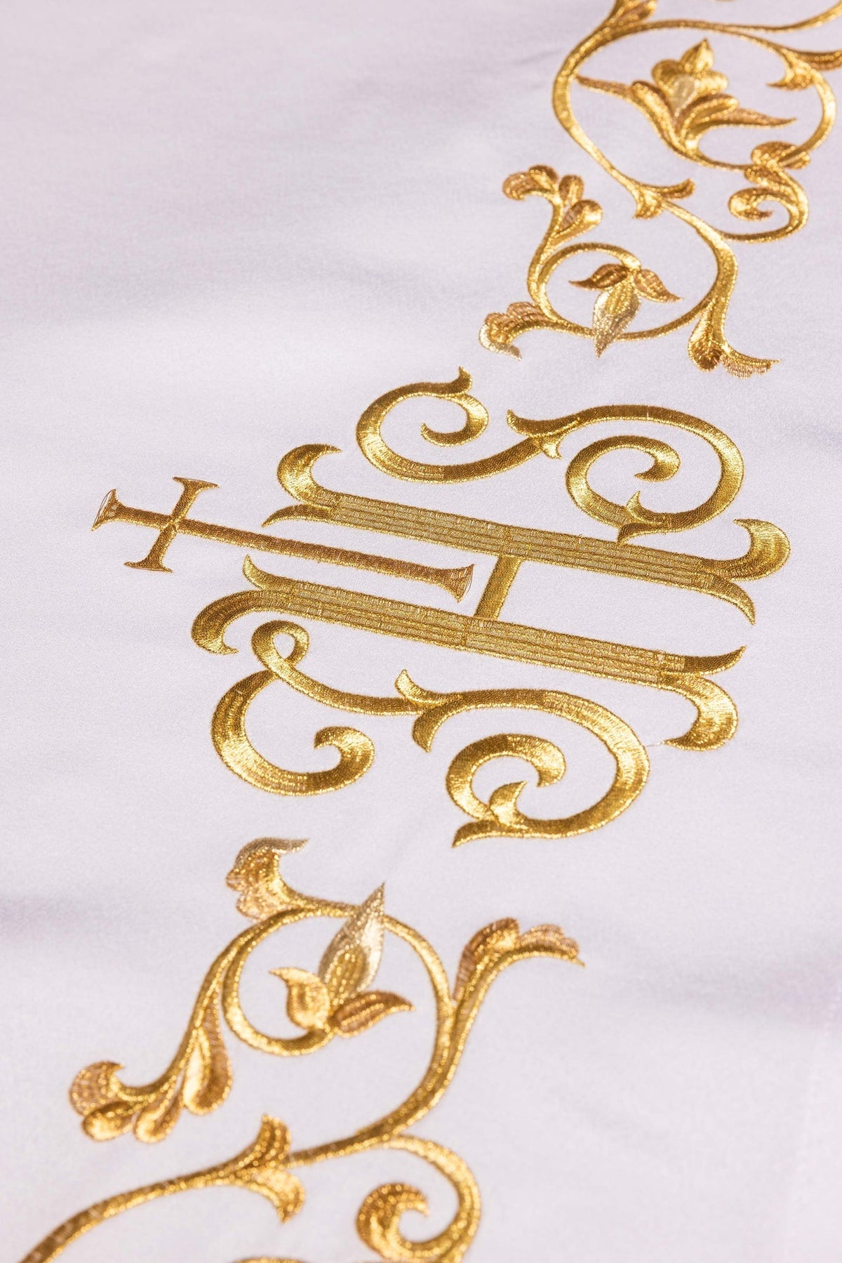 Altartuch mit goldenem IHS-Symbol und floraler Rankenstickerei, Detailansicht