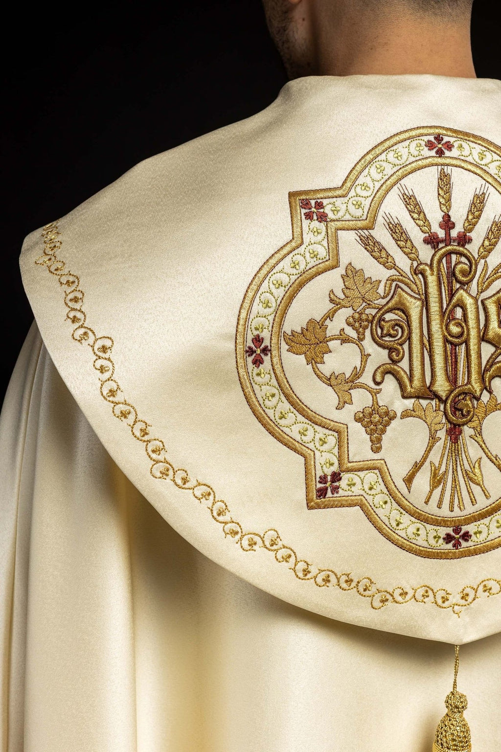Satynowa kapa liturgiczna ecru z haftowanym złotym IHS