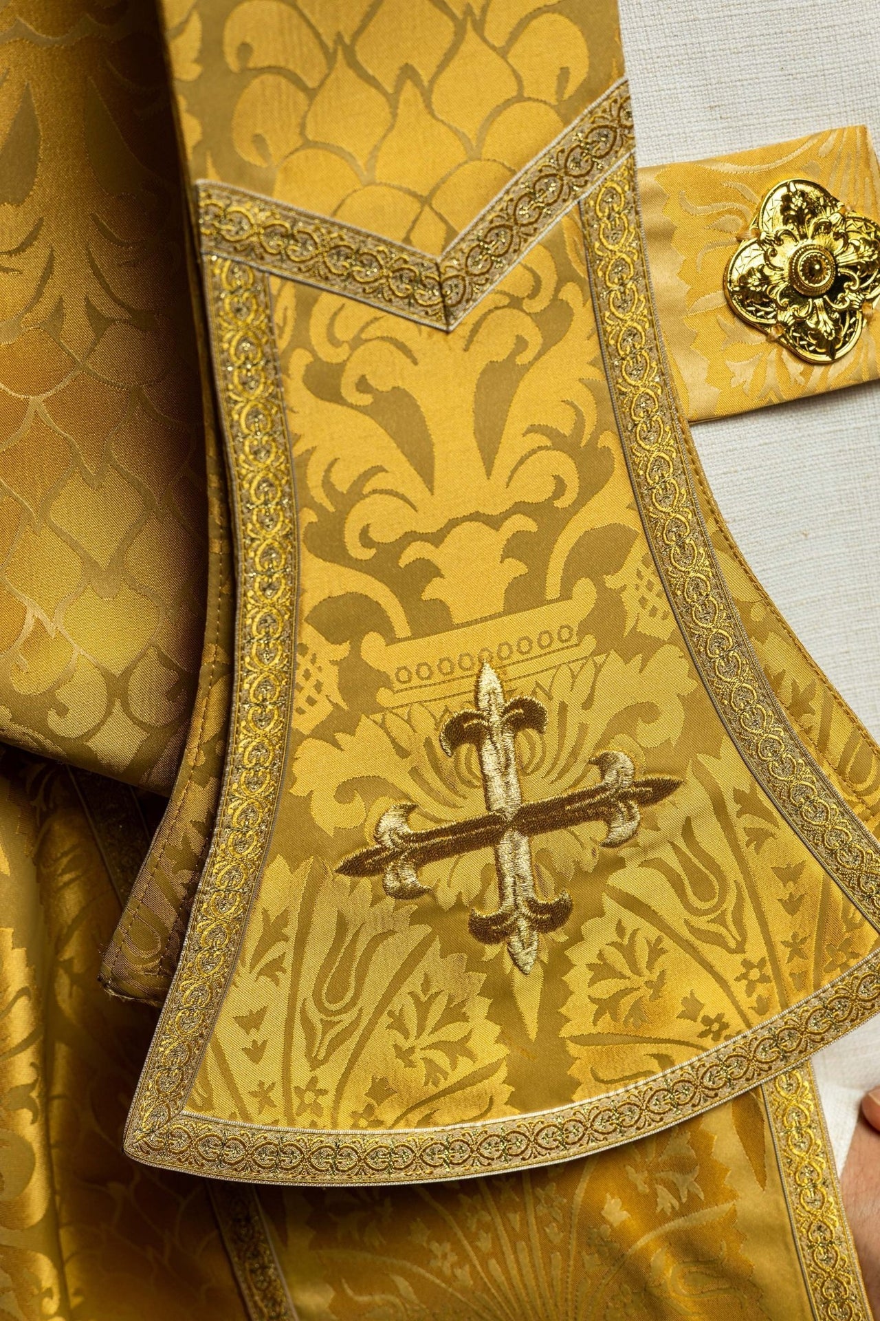 Schlichte römische Kasel aus Jacquardstoff - MESSGEWANDER.DE