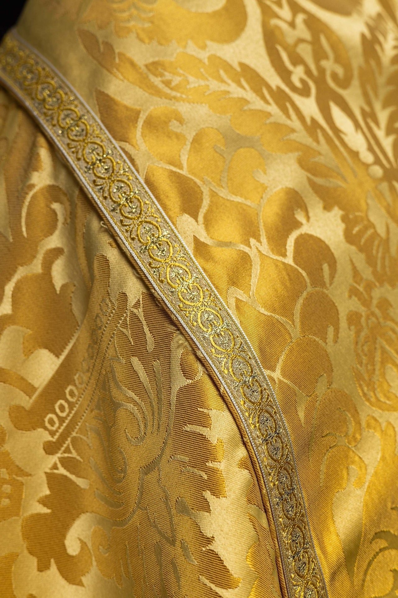 Schlichte römische Kasel aus Jacquardstoff - MESSGEWANDER.DE