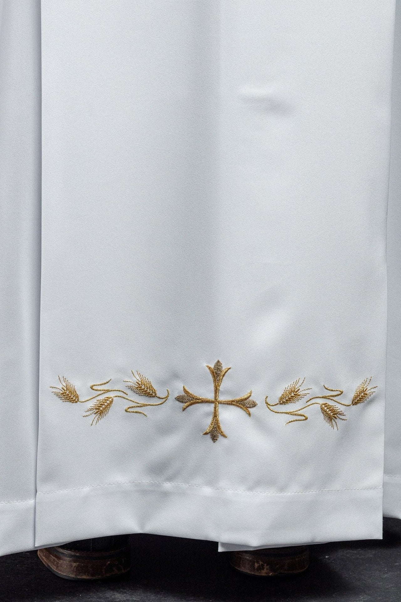 Schlichtes Priestergewand mit Rollkragen und Kreuzstickerei Weiß - MESSGEWANDER.DE