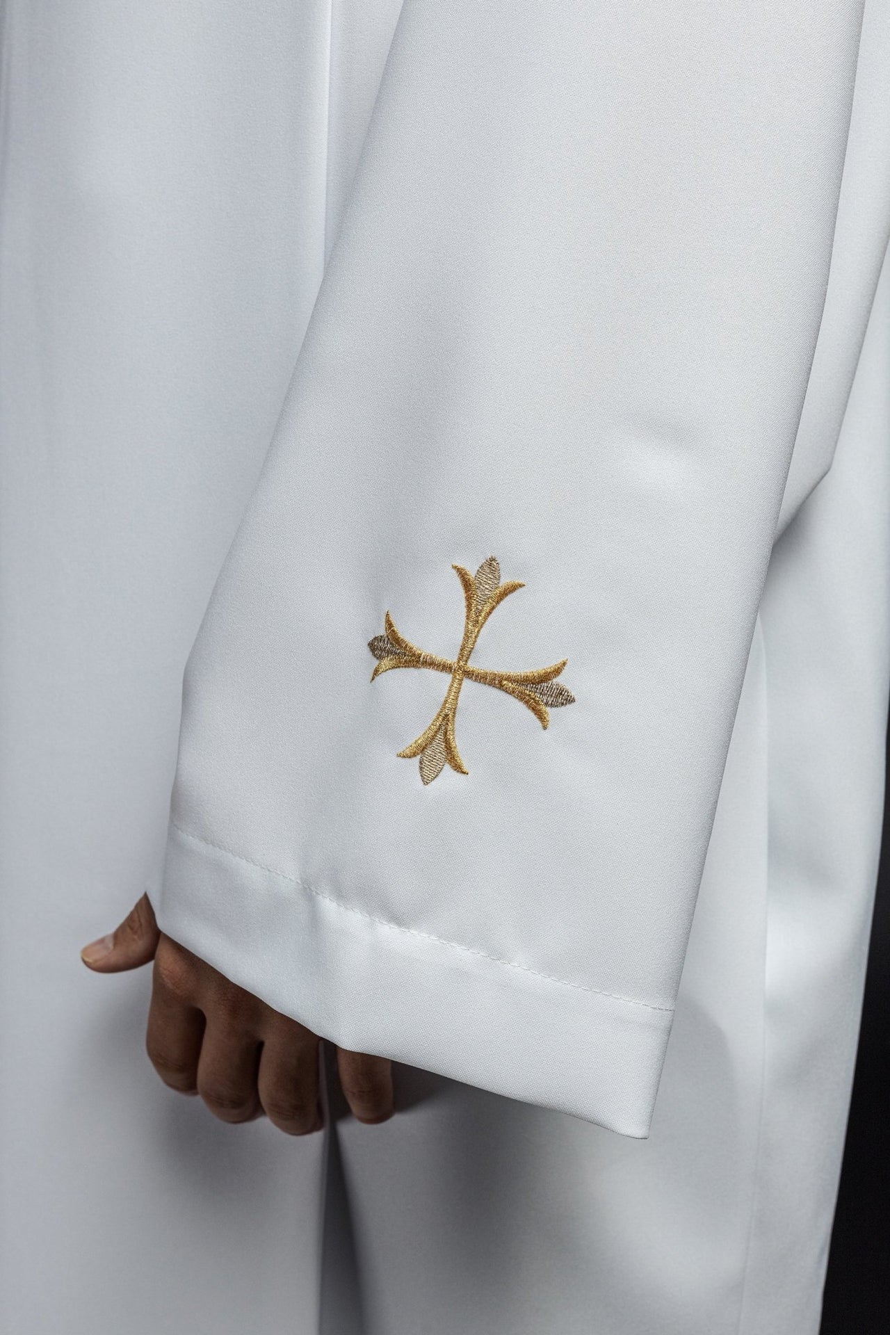 Schlichtes Priestergewand mit Rollkragen und Kreuzstickerei Weiß - MESSGEWANDER.DE