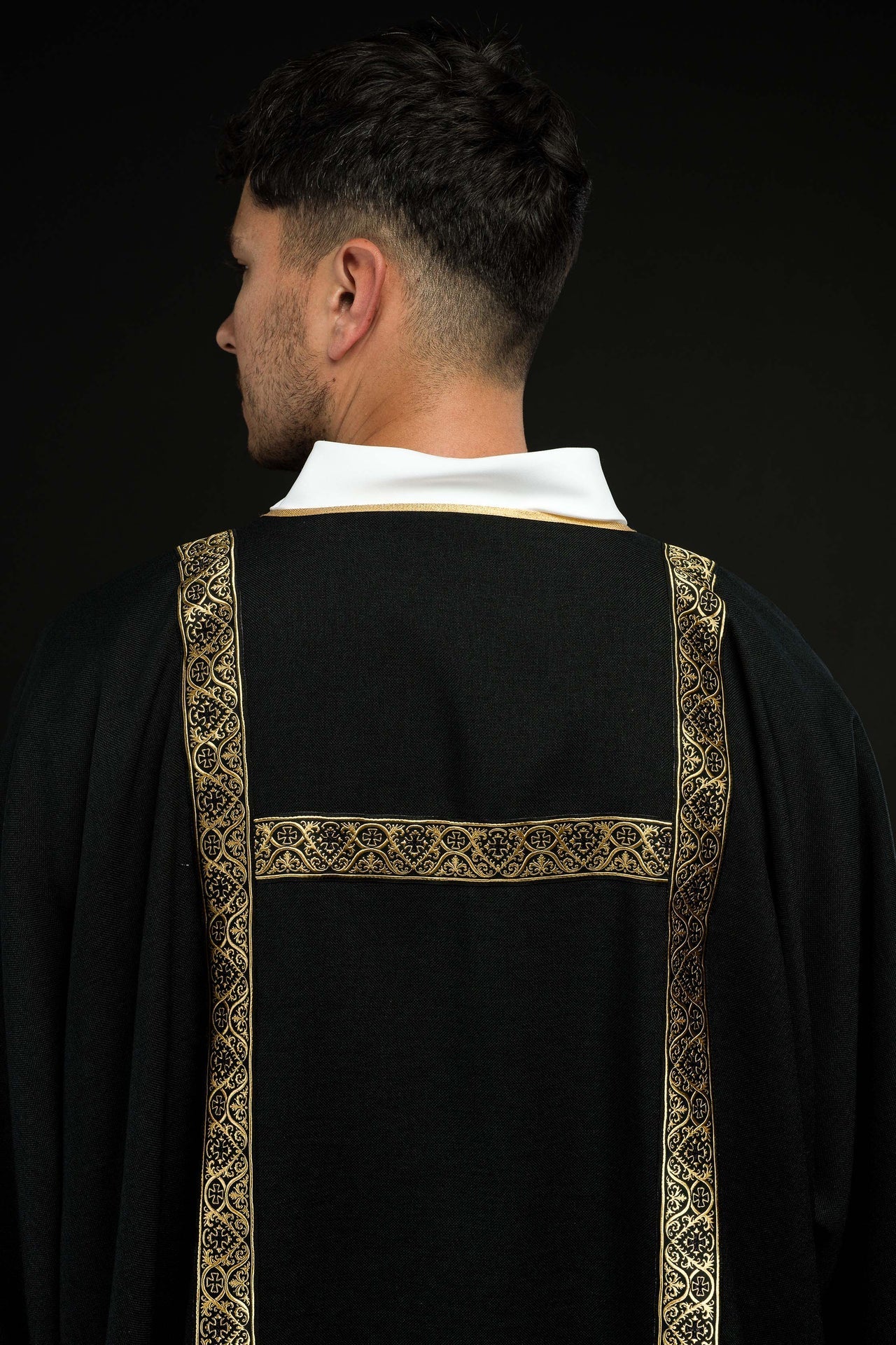 Schwarze Dalmatika verziert mit goldenen Jacquardbändern - MESSGEWANDER.DE