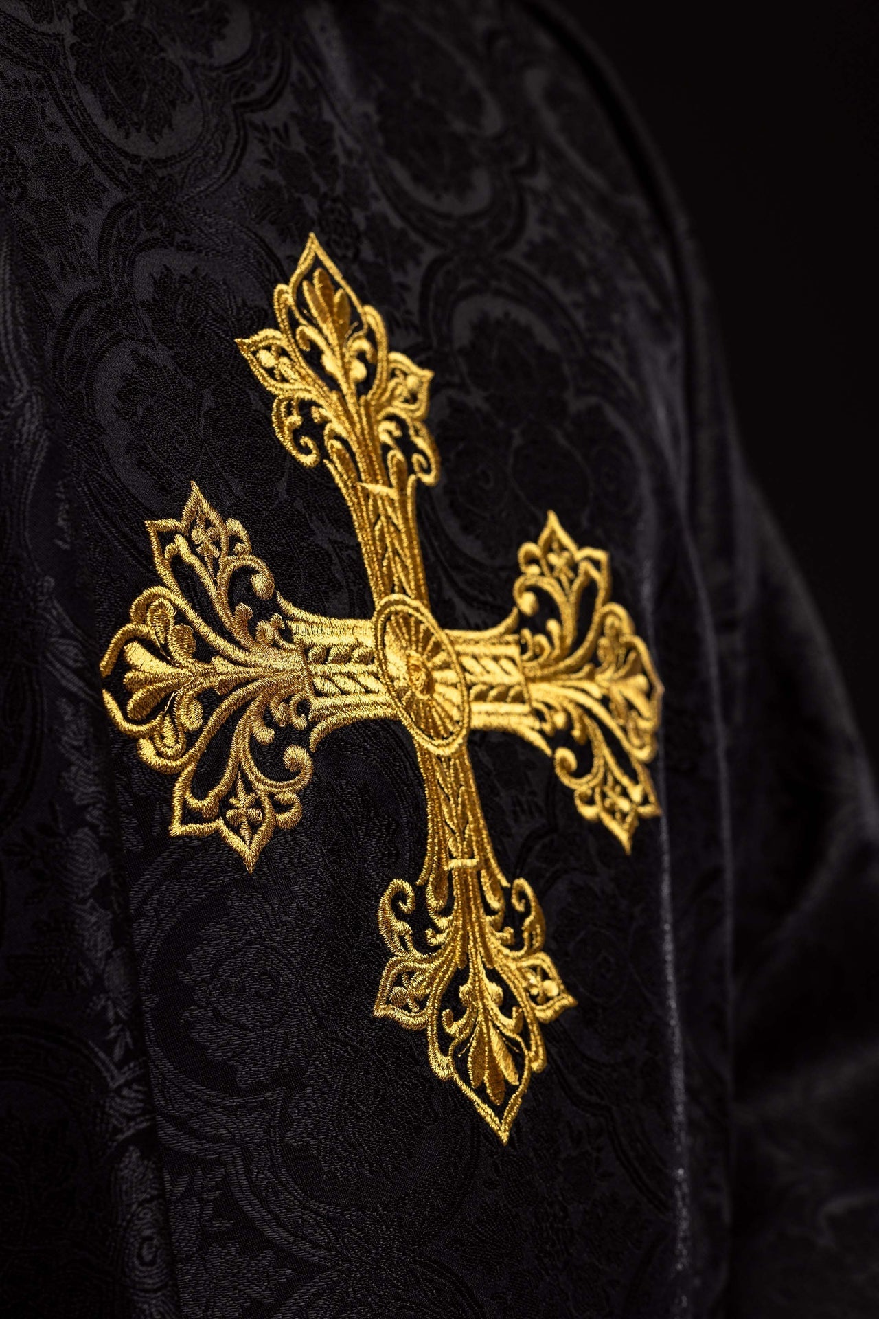 Schwarze Kasel mit Kreuz Jacquardstoff - MESSGEWANDER.DE