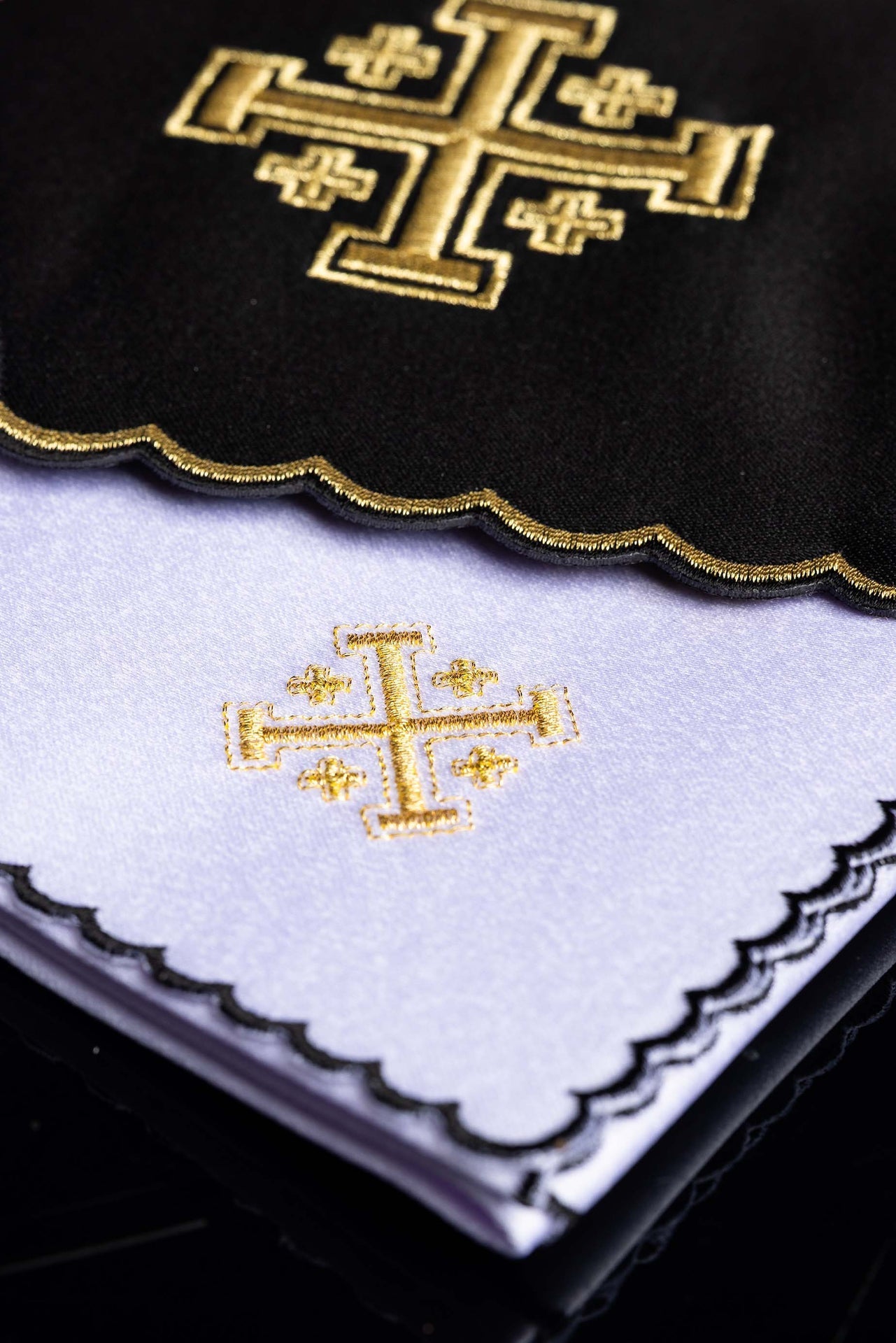 Schwarzes Kalchwäsche set mit goldener Stickerei der Jerusalemer Kreuzes - MESSGEWANDER.DE