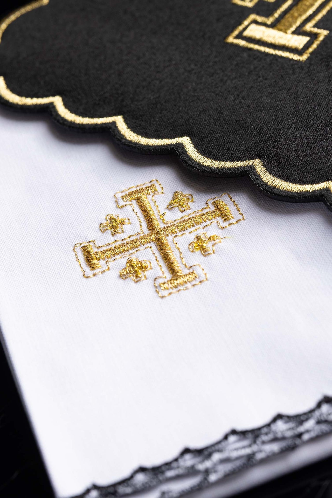 Schwarzes Kalchwäsche set mit goldener Stickerei der Jerusalemer Kreuzes - MESSGEWANDER.DE