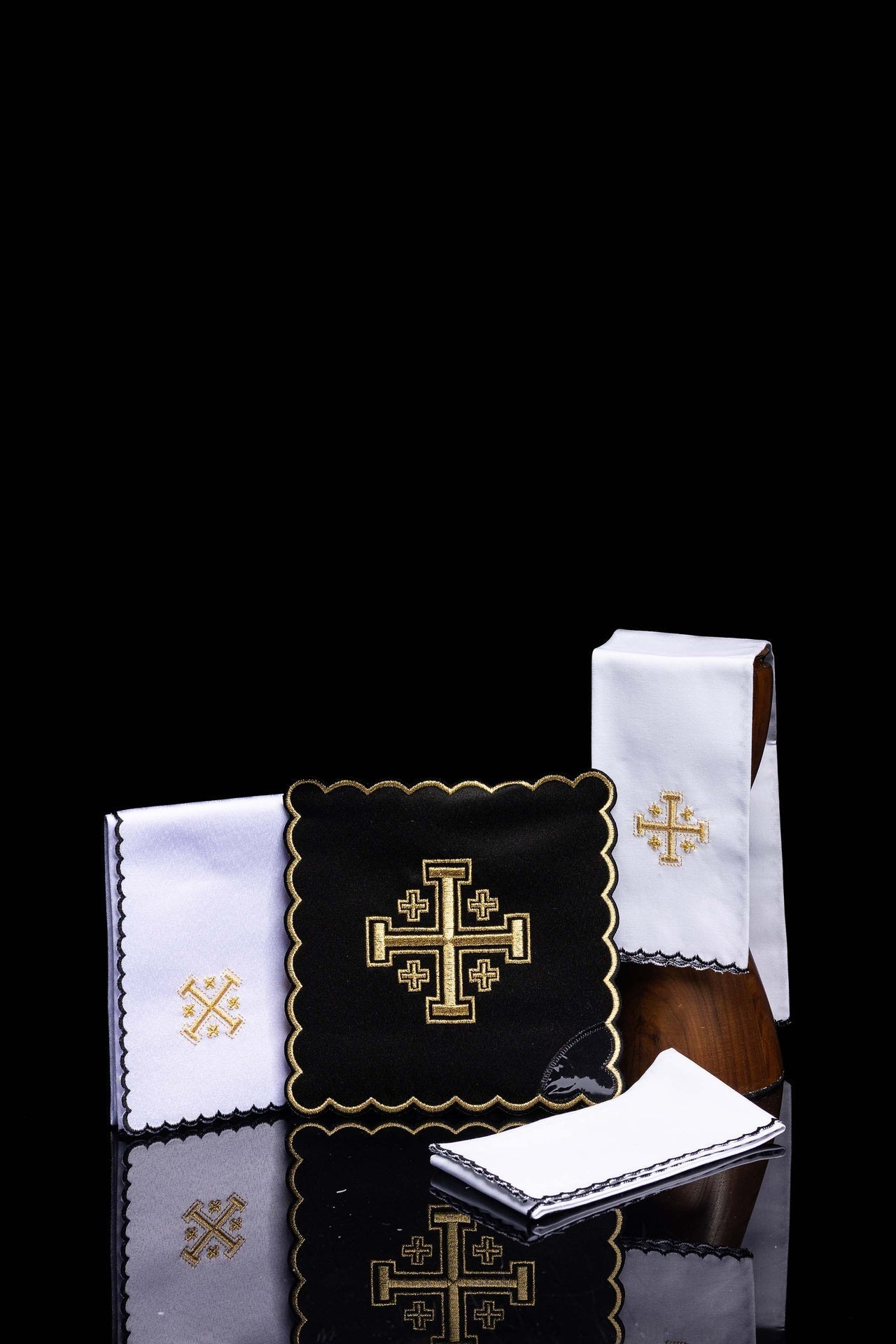 Schwarzes Kalchwäsche set mit goldener Stickerei der Jerusalemer Kreuzes - MESSGEWANDER.DE