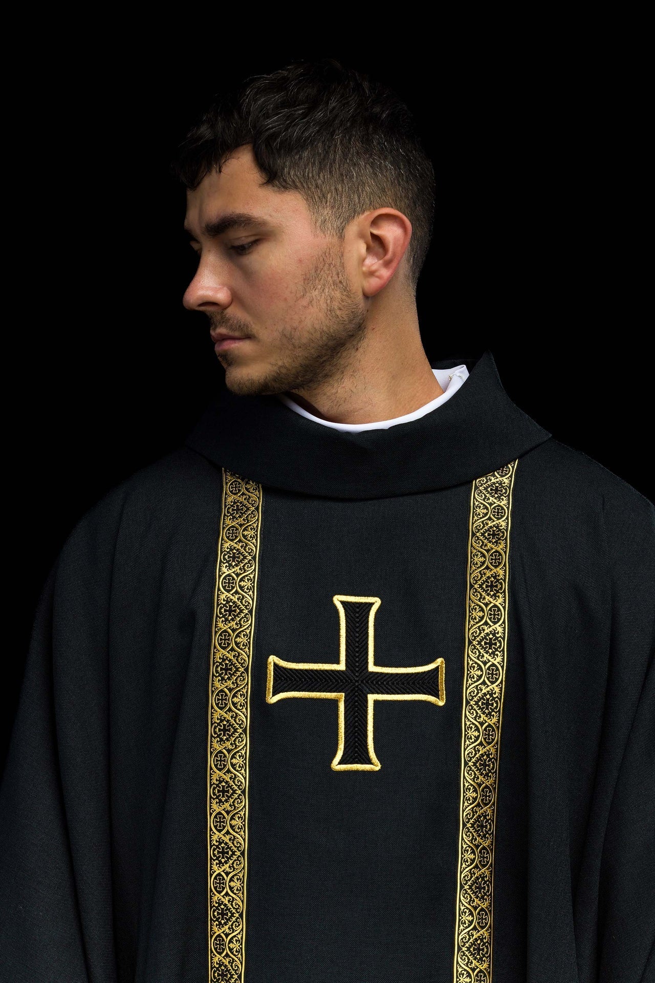 Schwarzes liturgisches Messgewand mit gesticktem Kreuz und Jacquardbändern - MESSGEWANDER.DE