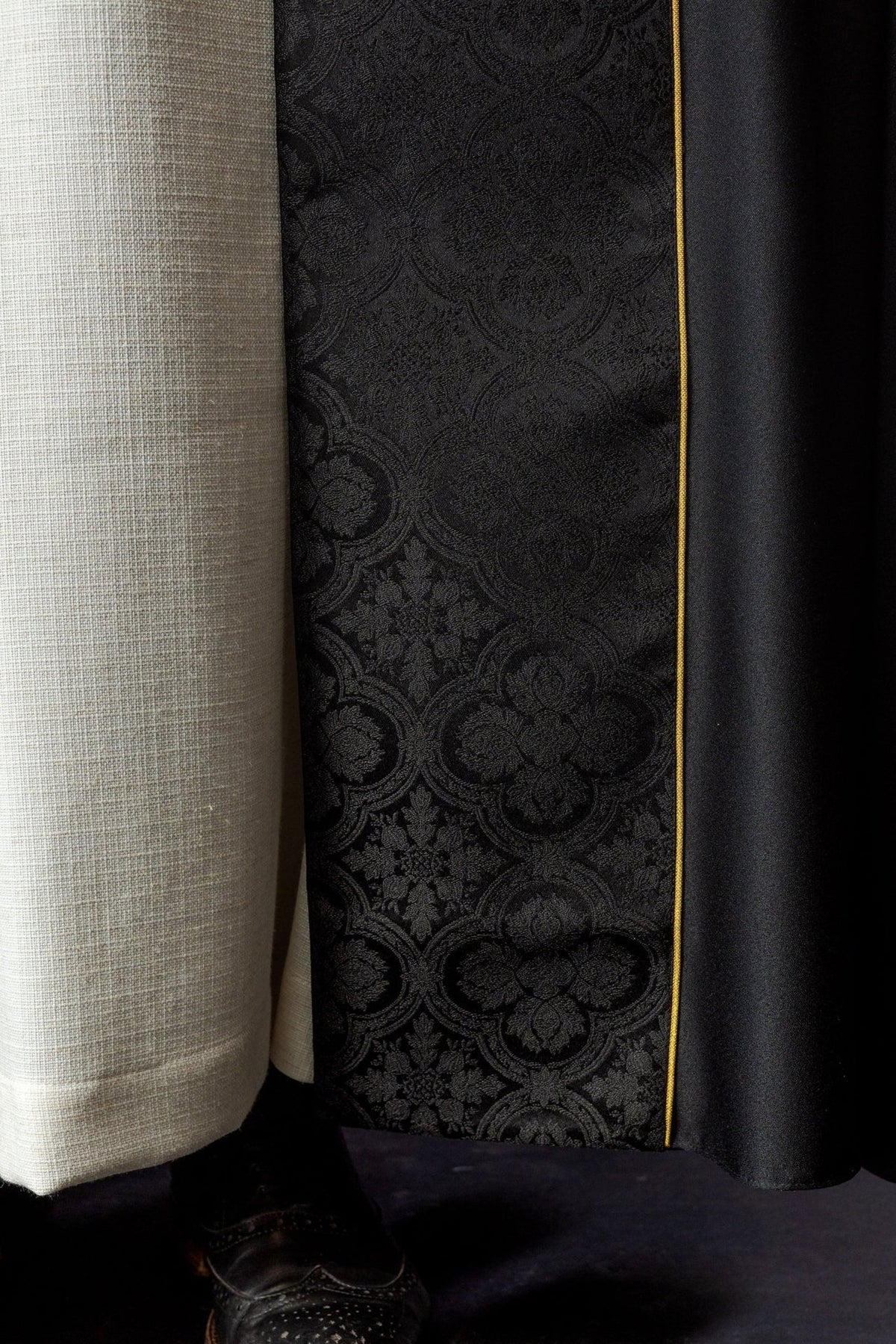 Schwarzes Messgewand mit goldenem Kreuz, das auf Jacquard gestickt ist - MESSGEWANDER.DE