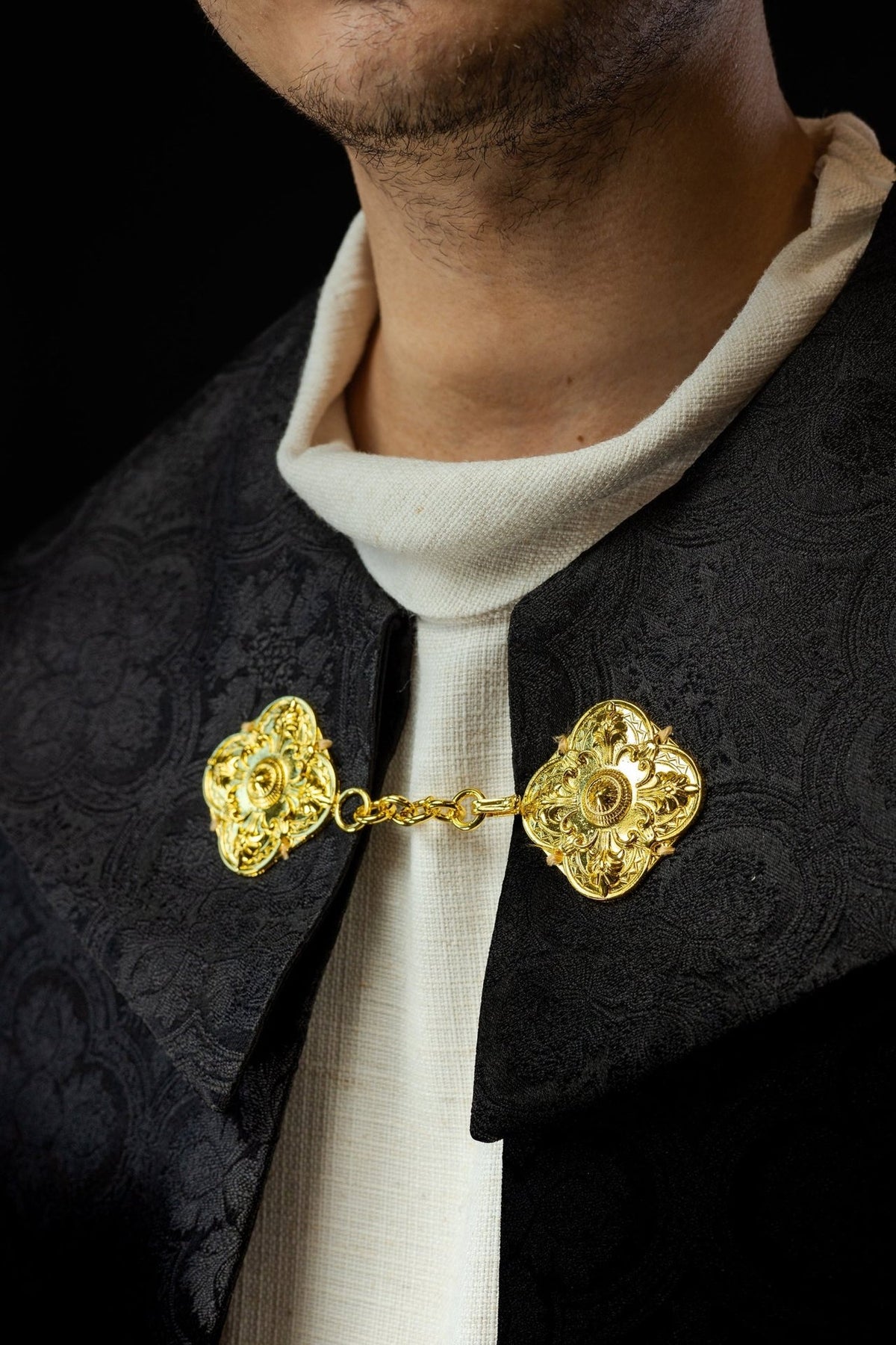 Schwarzes Messgewand mit goldenem Kreuz, das auf Jacquard gestickt ist - MESSGEWANDER.DE