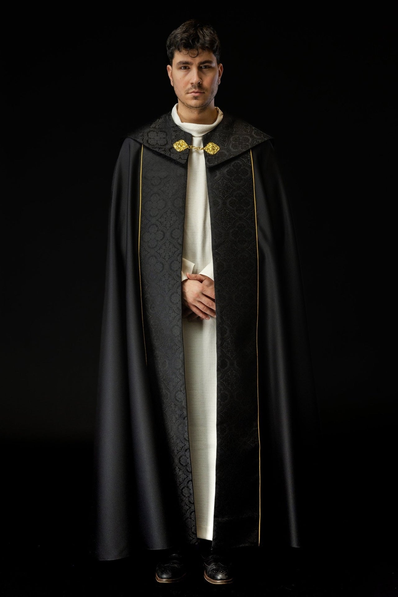 Schwarzes Messgewand mit goldenem Kreuz, das auf Jacquard gestickt ist - MESSGEWANDER.DE