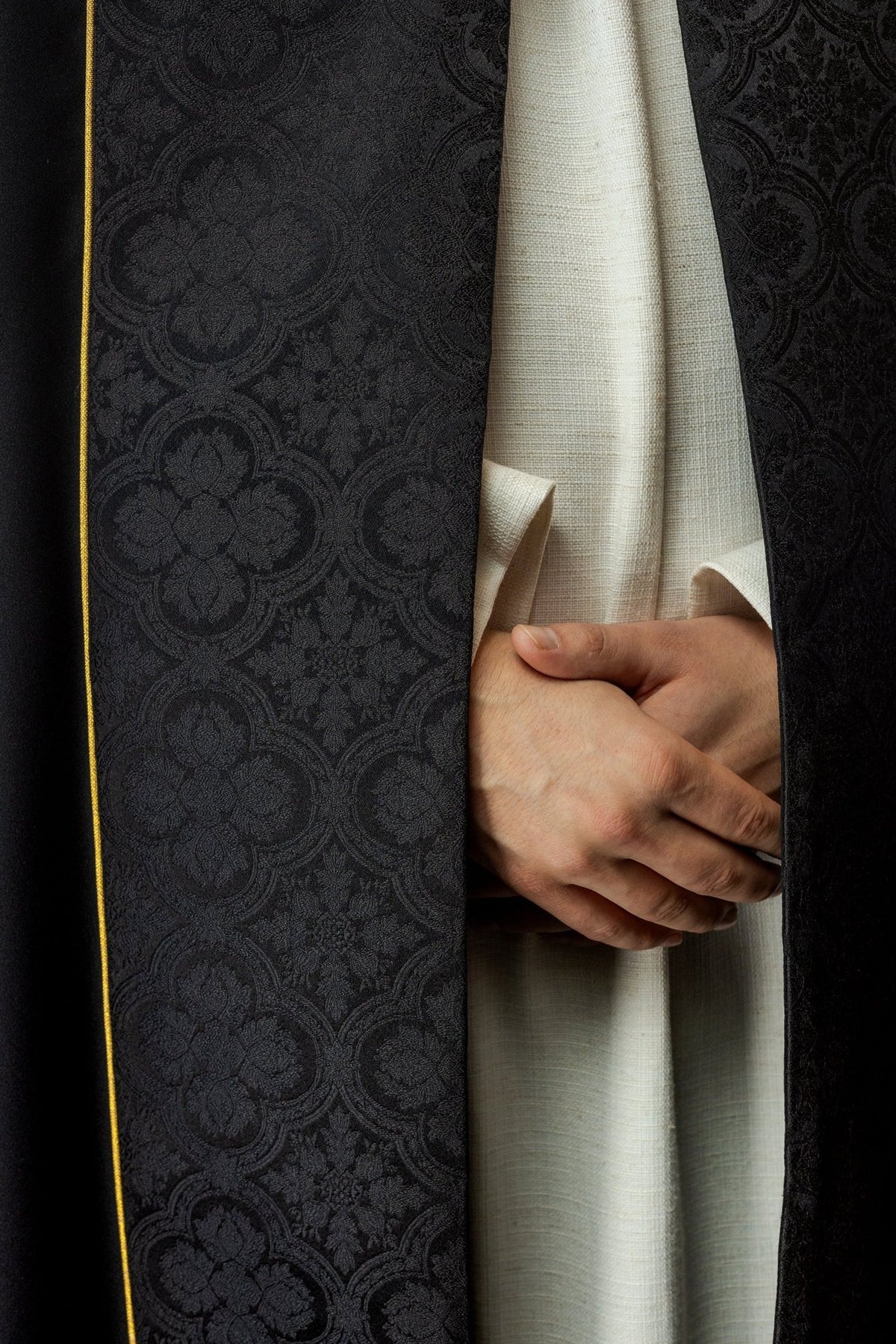 Schwarzes Messgewand mit goldenem Kreuz, das auf Jacquard gestickt ist - MESSGEWANDER.DE