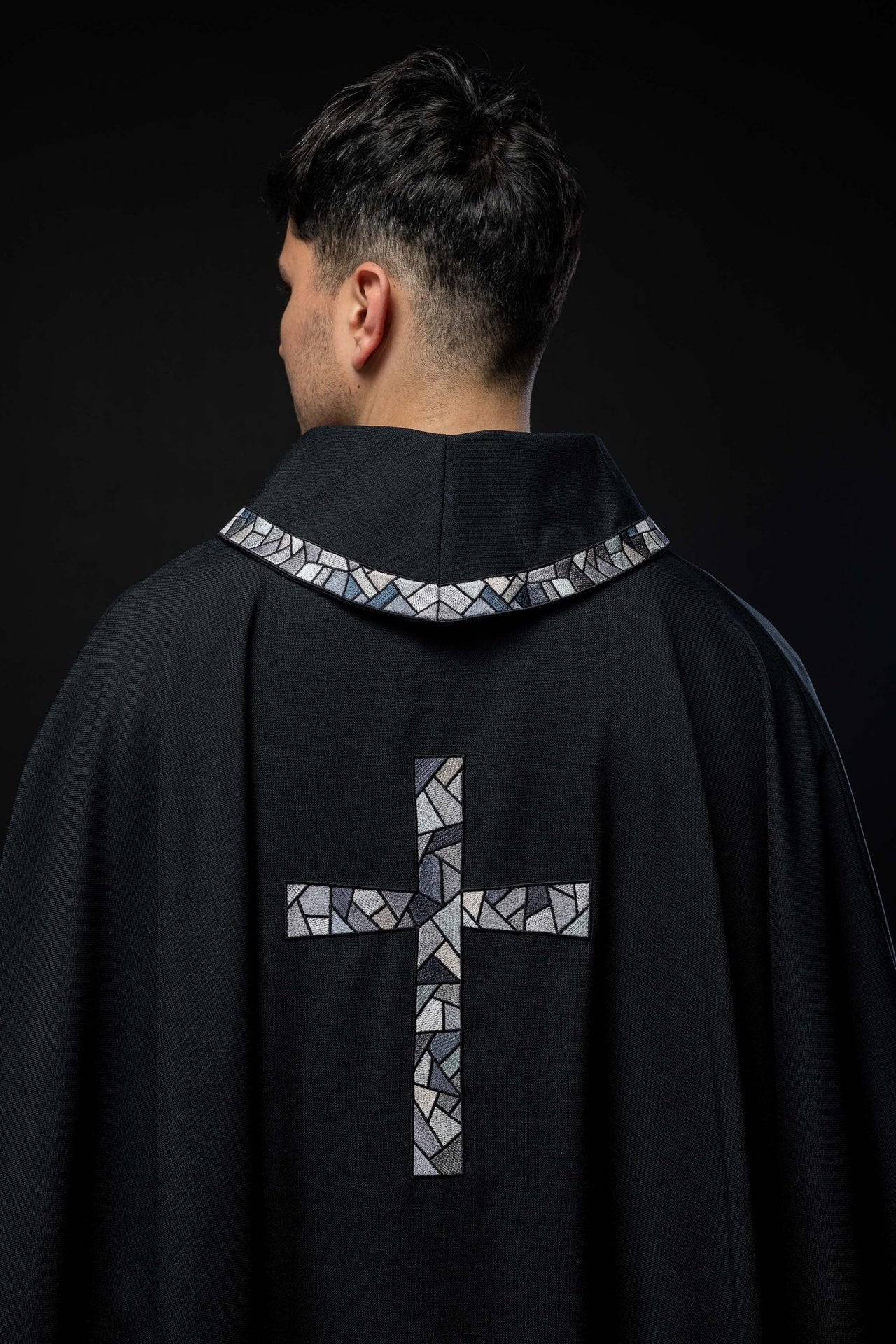 Schwarzes Messgewand mit Mosaikkreuz - MESSGEWANDER.DE