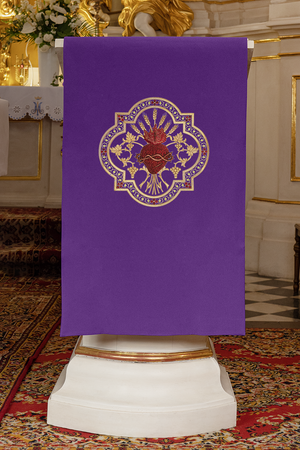 Lila besticktes Herz Jesu Christi Lektionar-Serviette