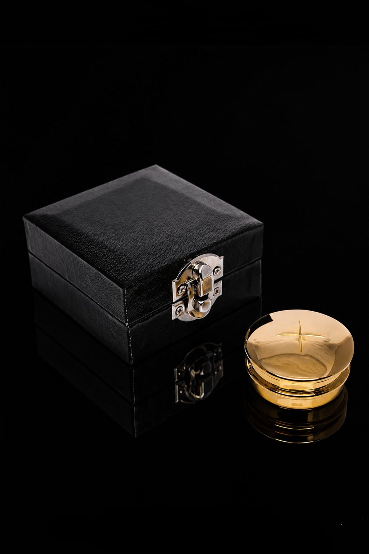 Hostiendose aus Messingblech mit Etui, 4 cm, goldfarben mit Kreuz auf dem Deckel und schwarzem Etui