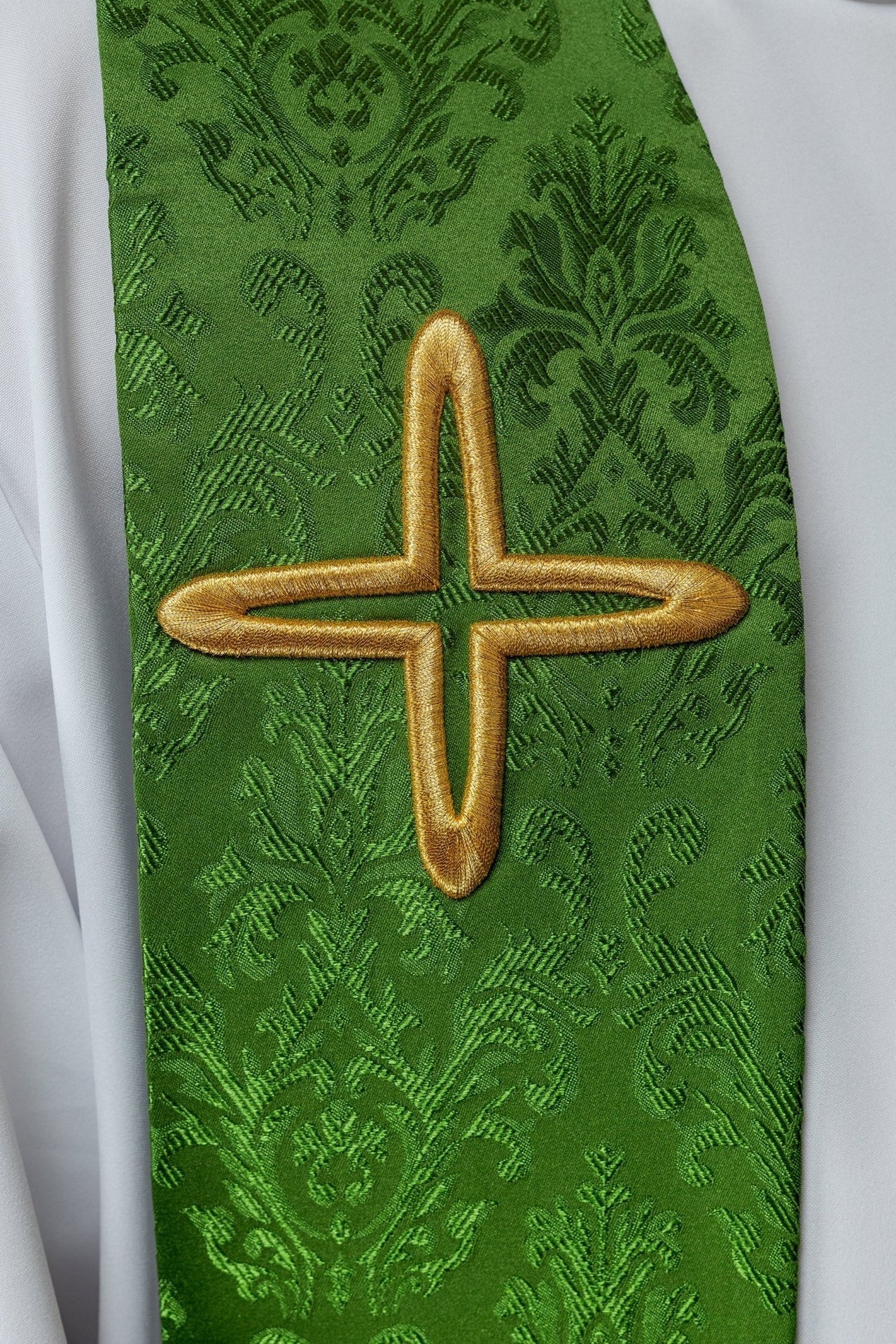Stola aus besticktem Jacquard mit Kreuzmotiven grün - MESSGEWANDER.DE