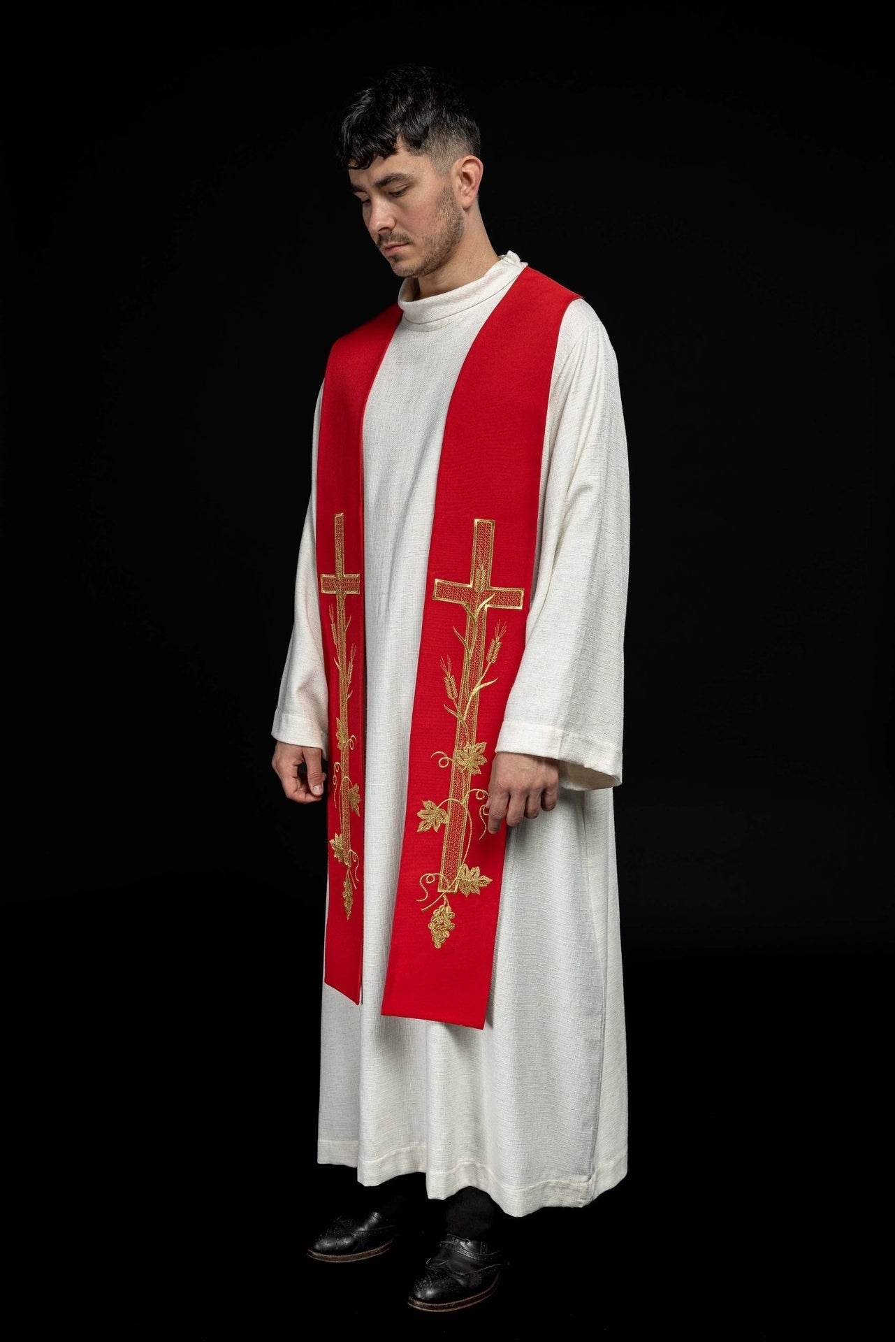 Stola des Priesters rot besticktes Kreuz - MESSGEWANDER.DE