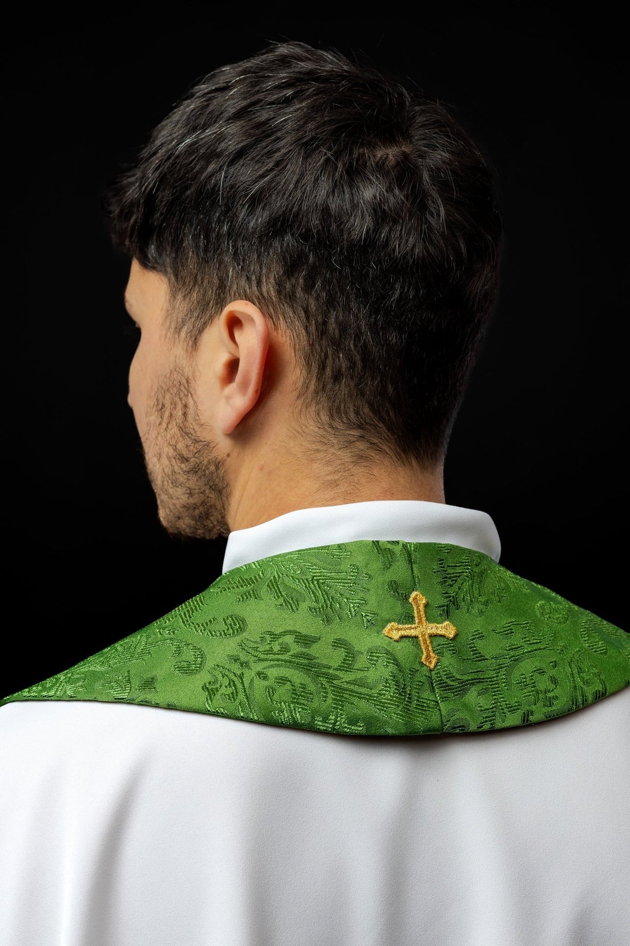 Stuła haftowana żakardowa z motywami krzyży zielona