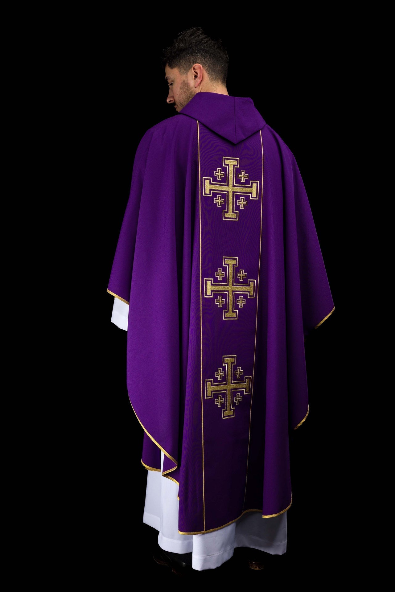 Violette bestickte Kasel mit Mittelband und Jerusalemer Kreuzen - MESSGEWANDER.DE