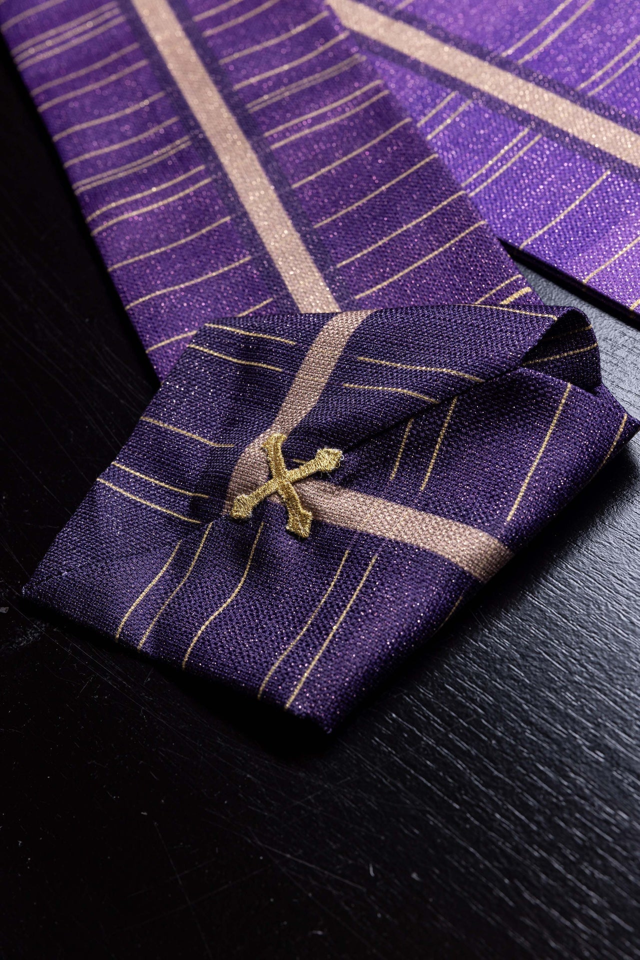 Violette gedruckte Kasel mit Kreuzmotiv - MESSGEWANDER.DE