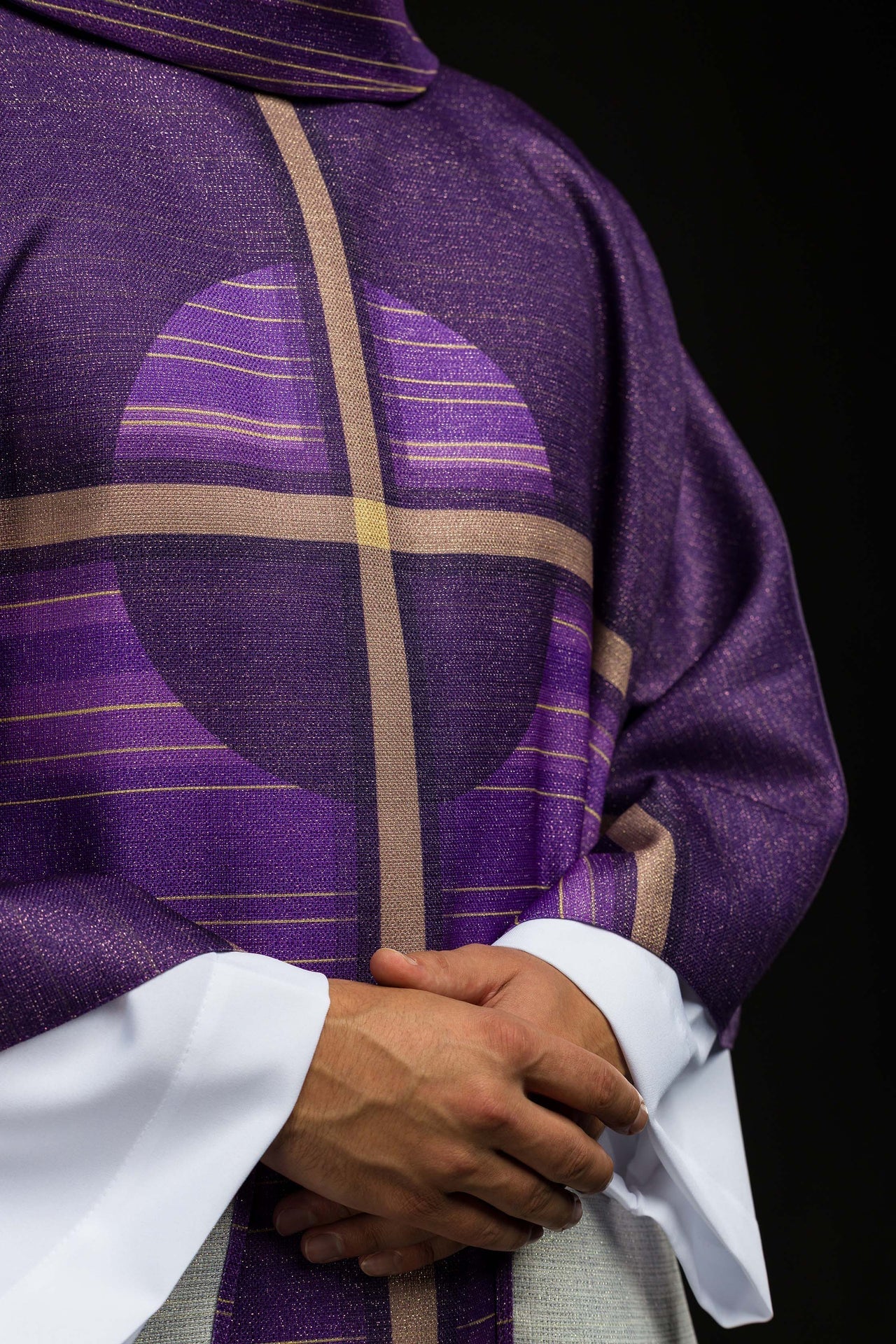 Violette gedruckte Kasel mit Kreuzmotiv - MESSGEWANDER.DE