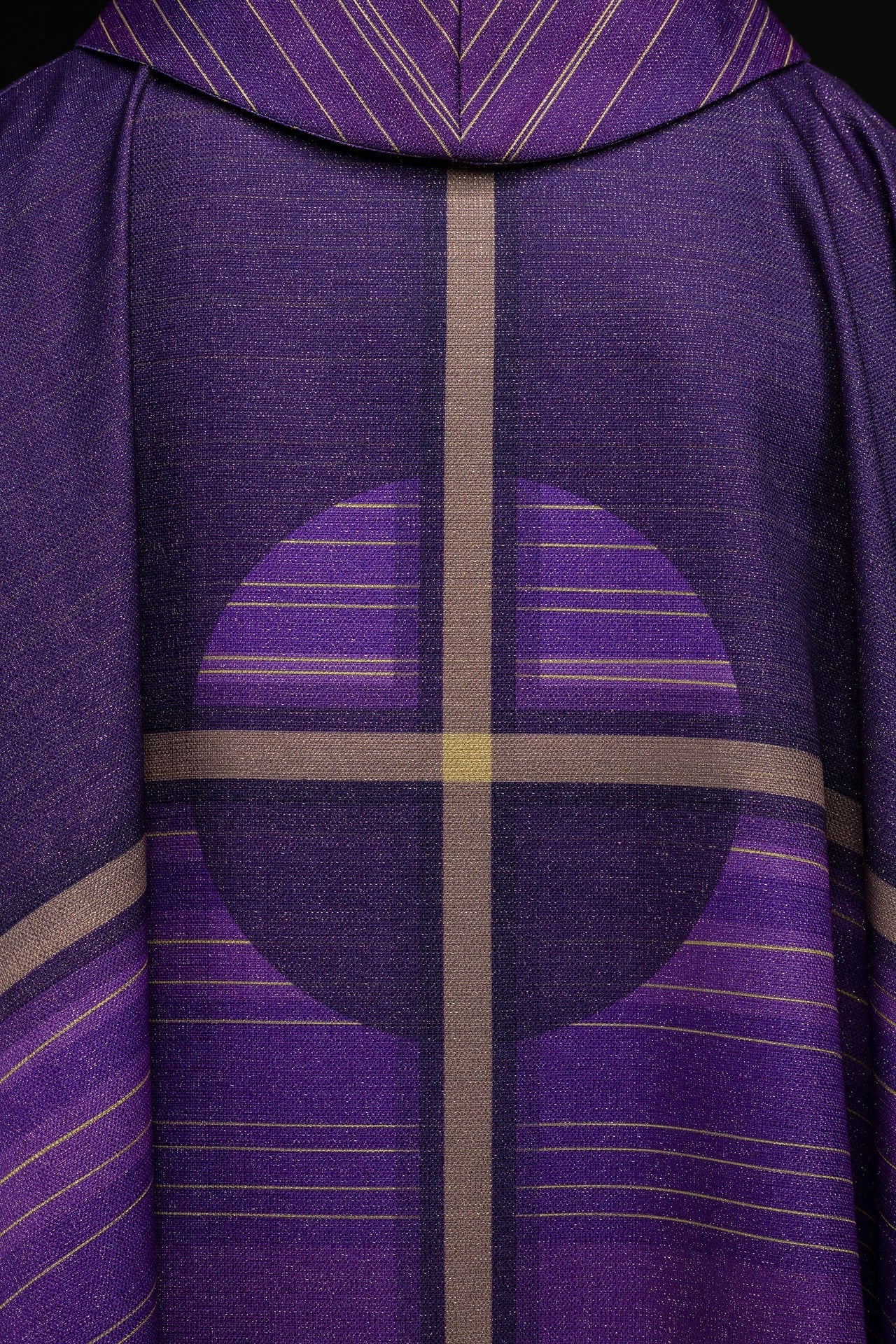 Violette gedruckte Kasel mit Kreuzmotiv - MESSGEWANDER.DE