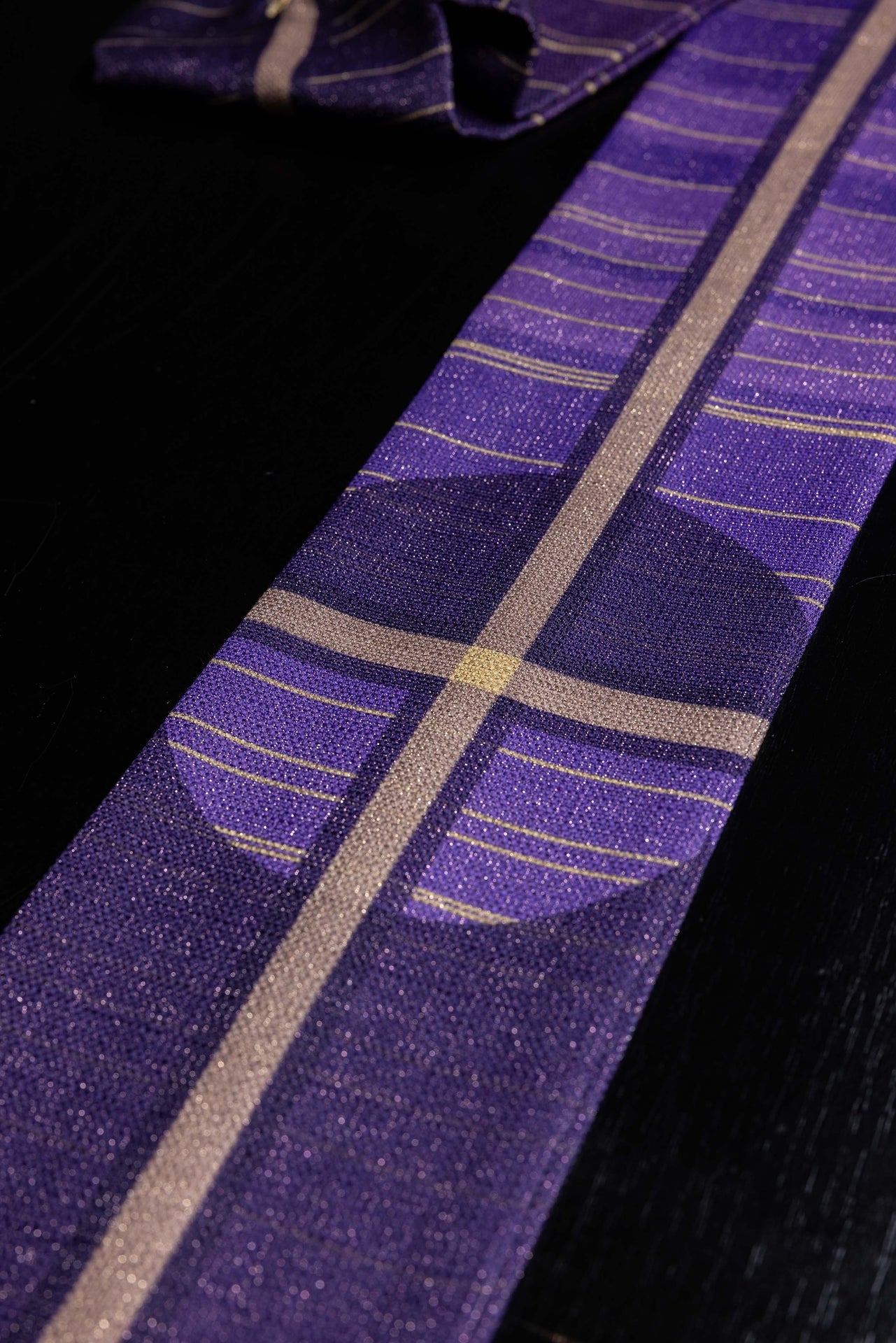 Violette gedruckte Kasel mit Kreuzmotiv - MESSGEWANDER.DE