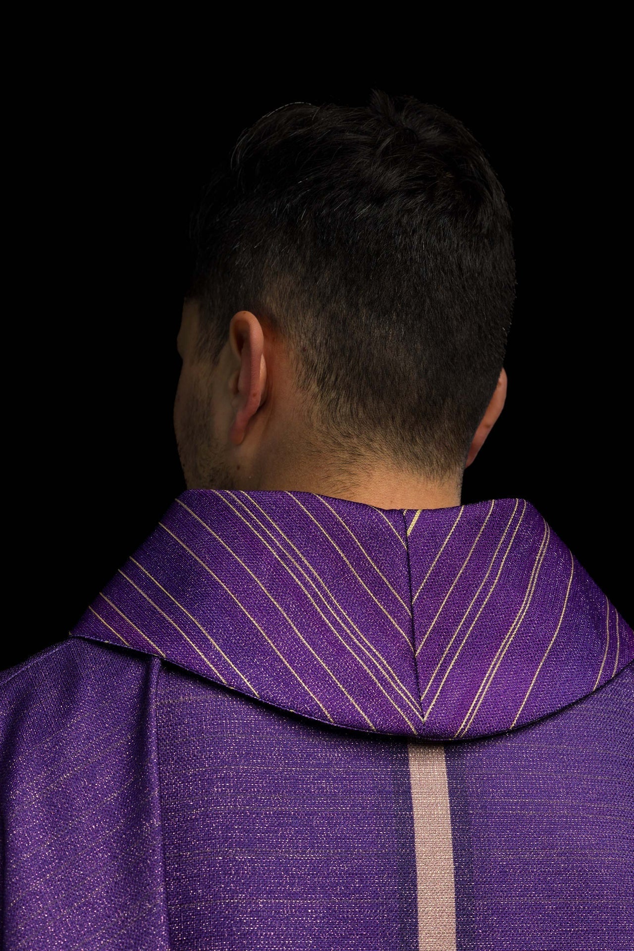 Violette gedruckte Kasel mit Kreuzmotiv - MESSGEWANDER.DE