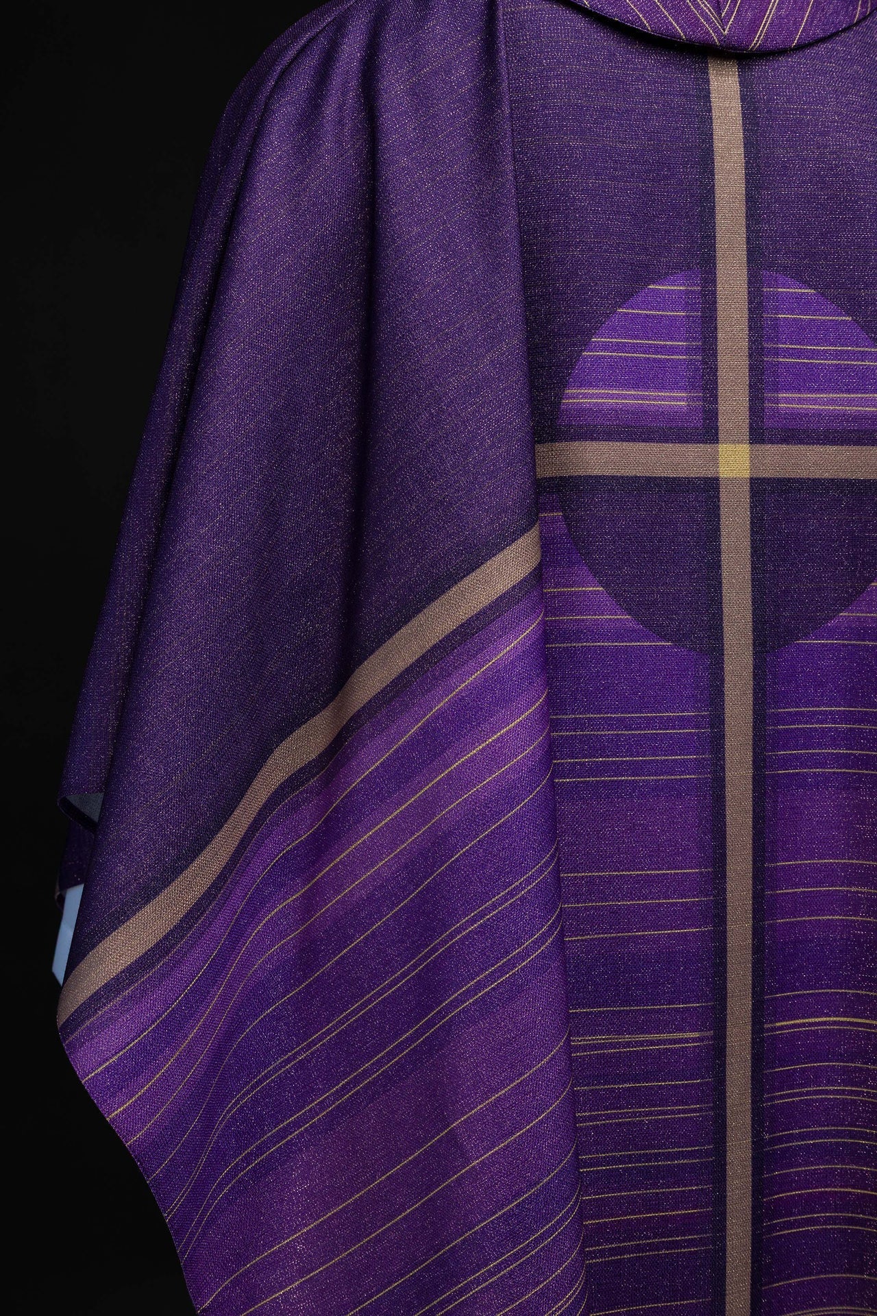 Violette gedruckte Kasel mit Kreuzmotiv - MESSGEWANDER.DE