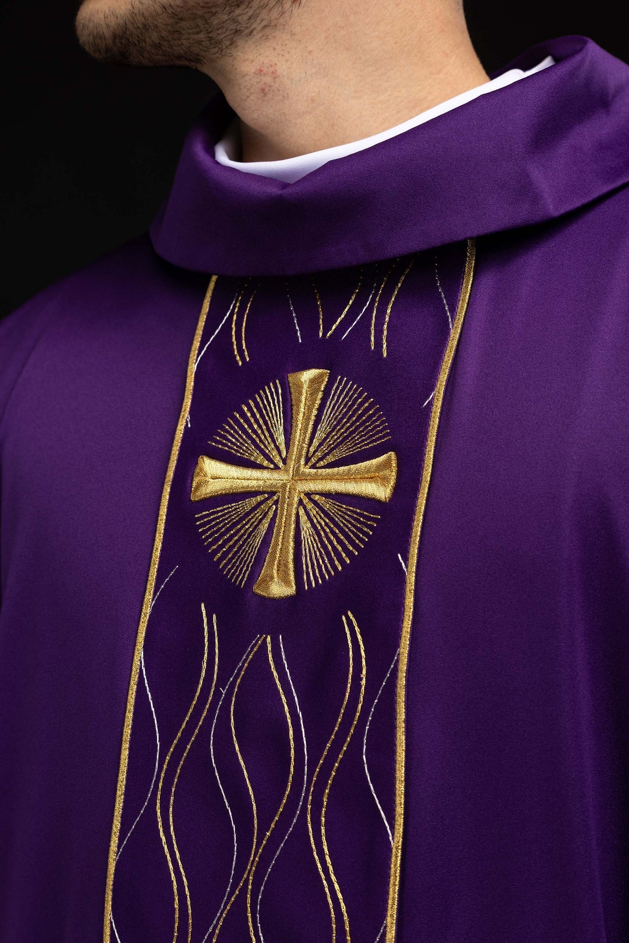 Violette Kasel mit gesticktem Kreuz - MESSGEWANDER.DE