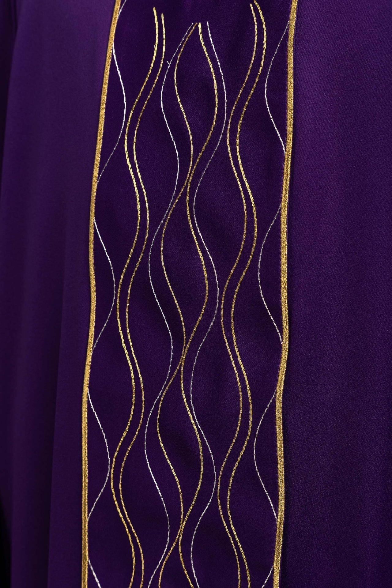 Violette Kasel mit gesticktem Kreuz - MESSGEWANDER.DE