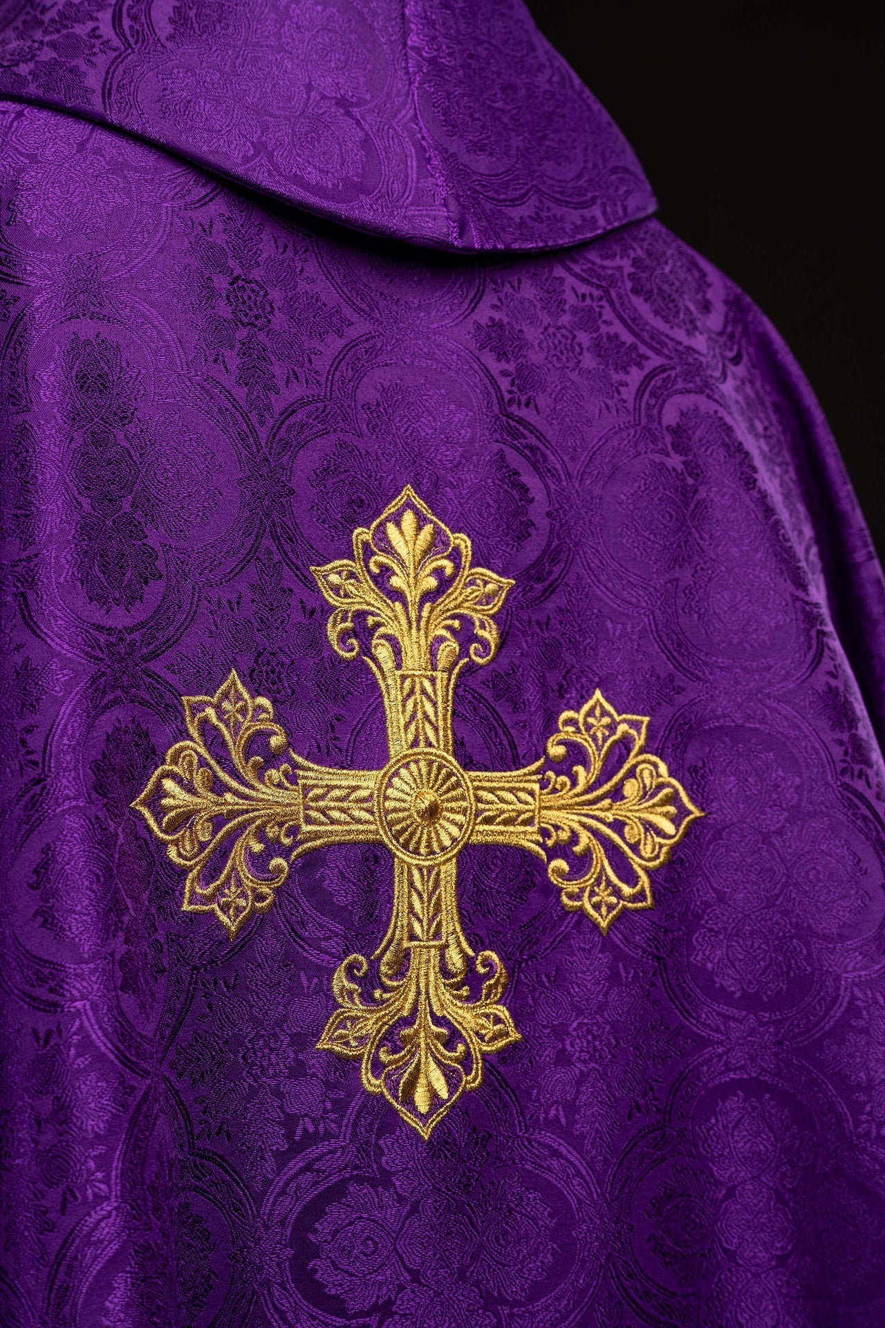 Violette Kasel mit Kreuz aus Jacquardstoff - MESSGEWANDER.DE